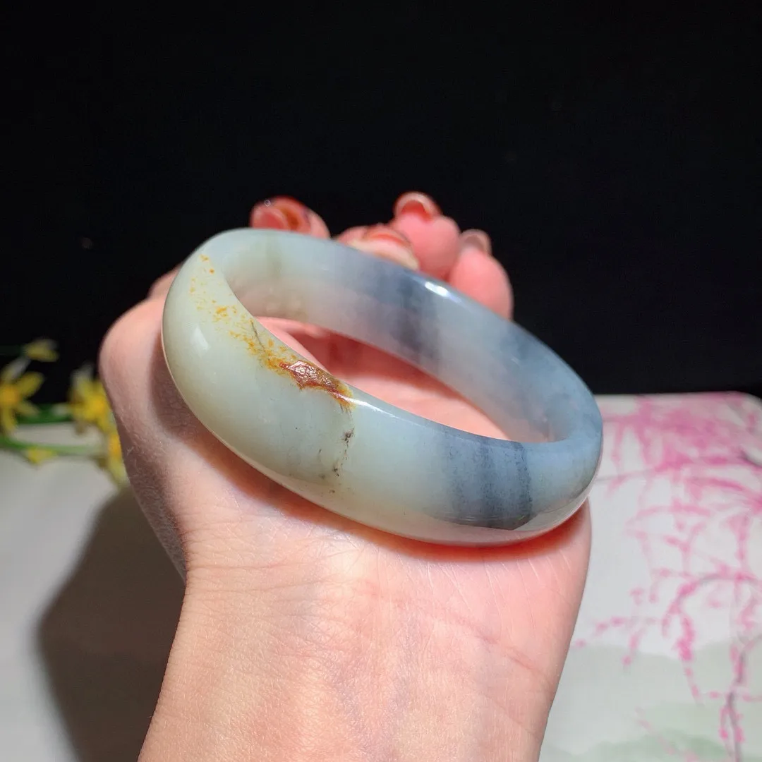 和田玉55圈口青花手镯！撒金皮，玉质细腻油润 底色纯净 无裂无黑 脂粉好，品质好！