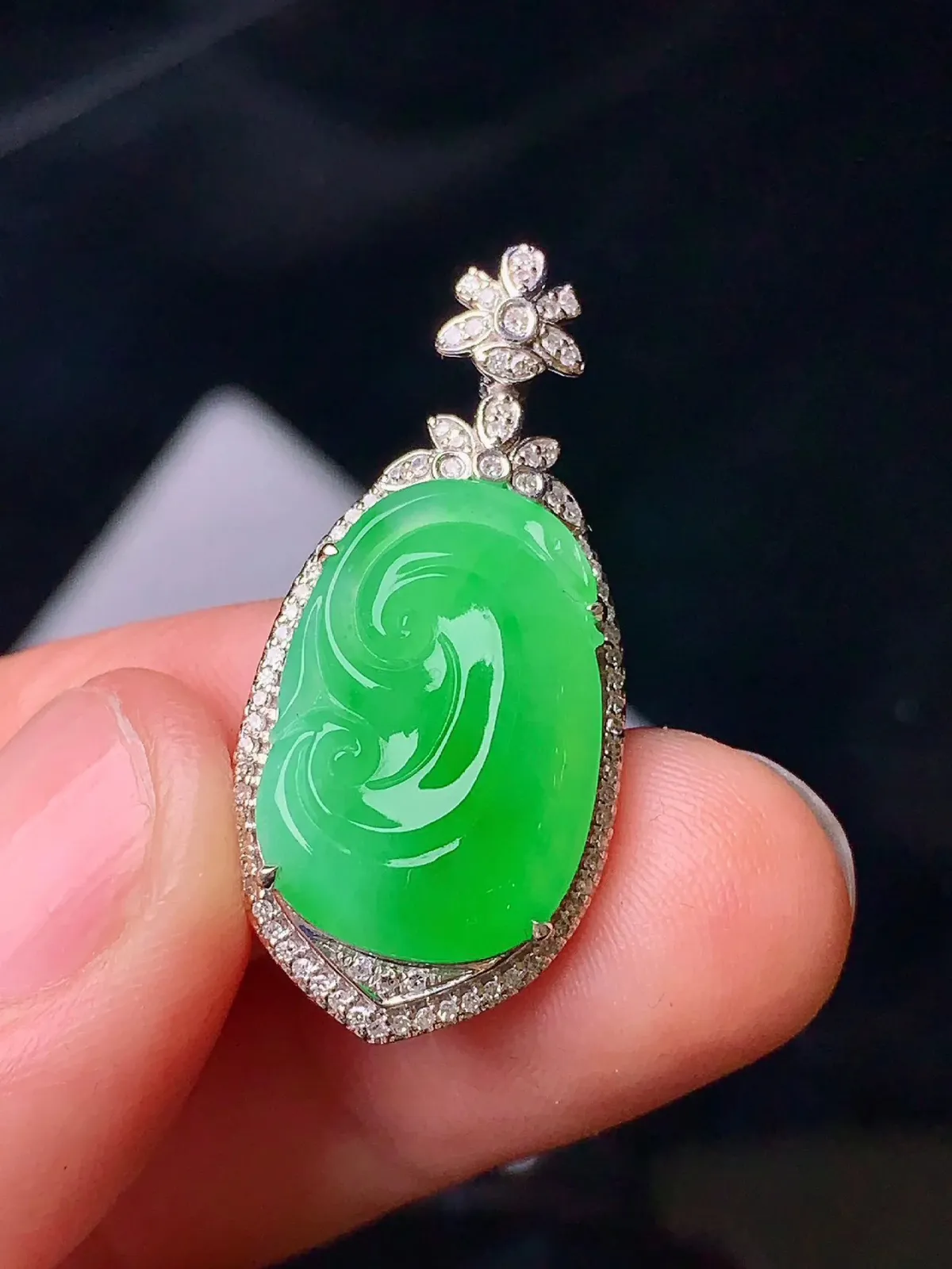 18K金钻镶嵌翠绿如意吊坠 玉质细腻 款式高贵优雅 万事如意 整体尺寸31.5*14.7*6.5