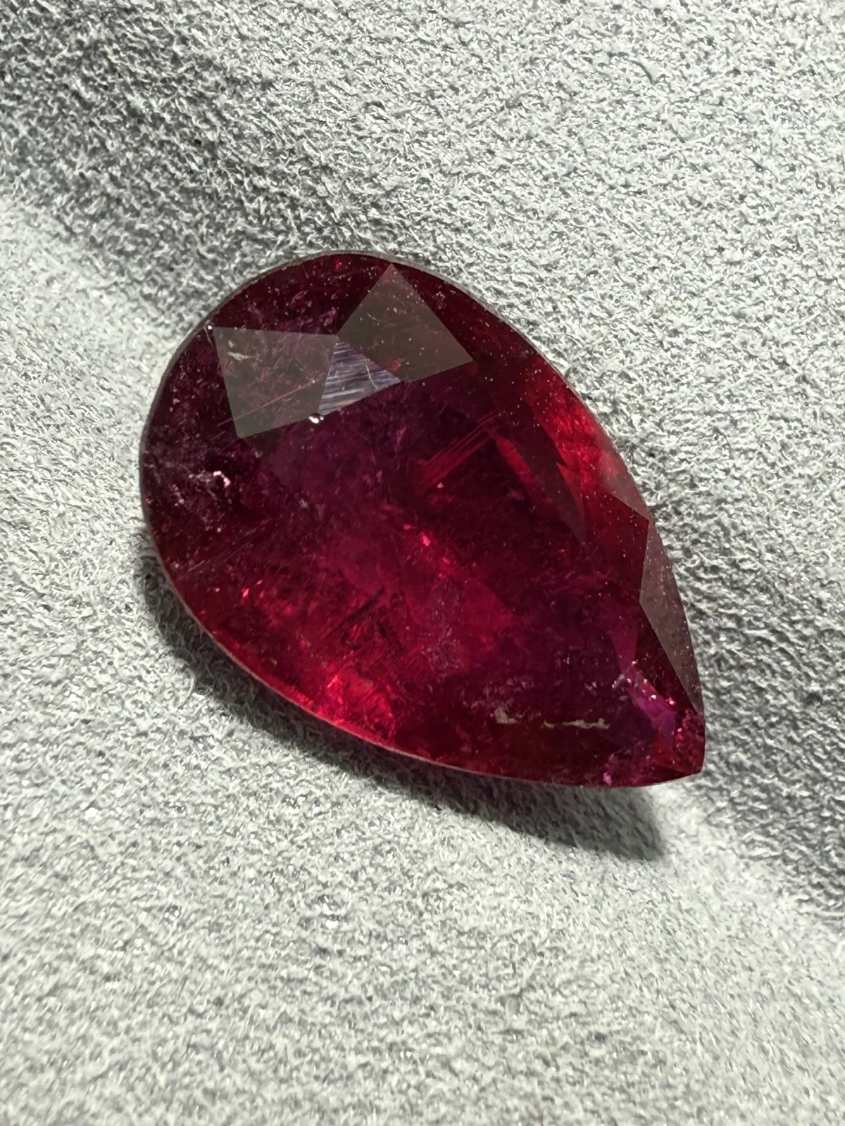 【高端珠宝】天然极美卢比来碧玺裸石
重量: 4.865ct  规格: 13.9*8.9*5.7毫米
精湛切工，满身火彩
台面大，实物更美，可以代镶嵌设计。