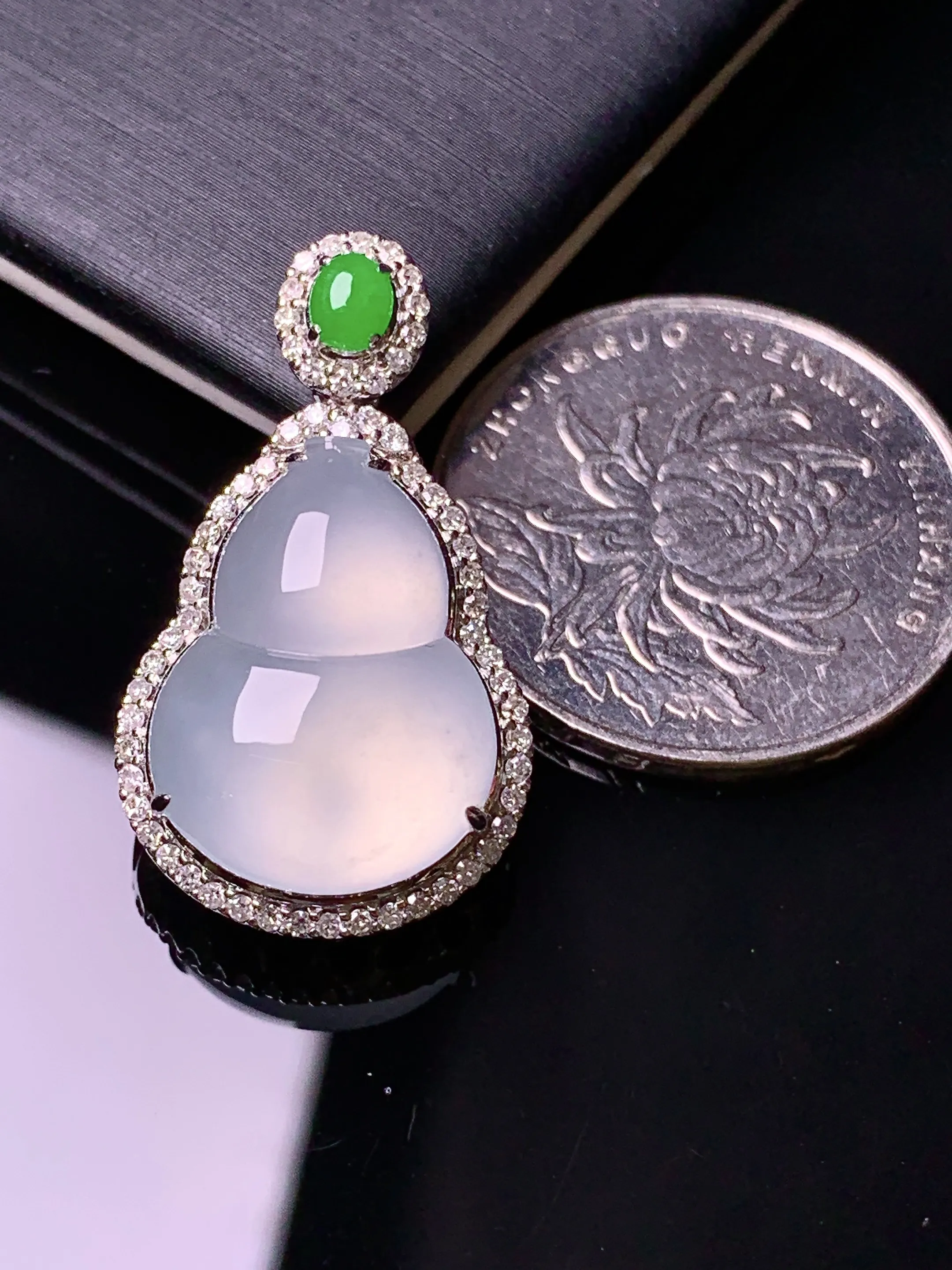 18k金钻镶嵌冰种葫芦吊坠 玉质细腻 色泽清新艳丽 整体尺寸28.8*16.7*9.3