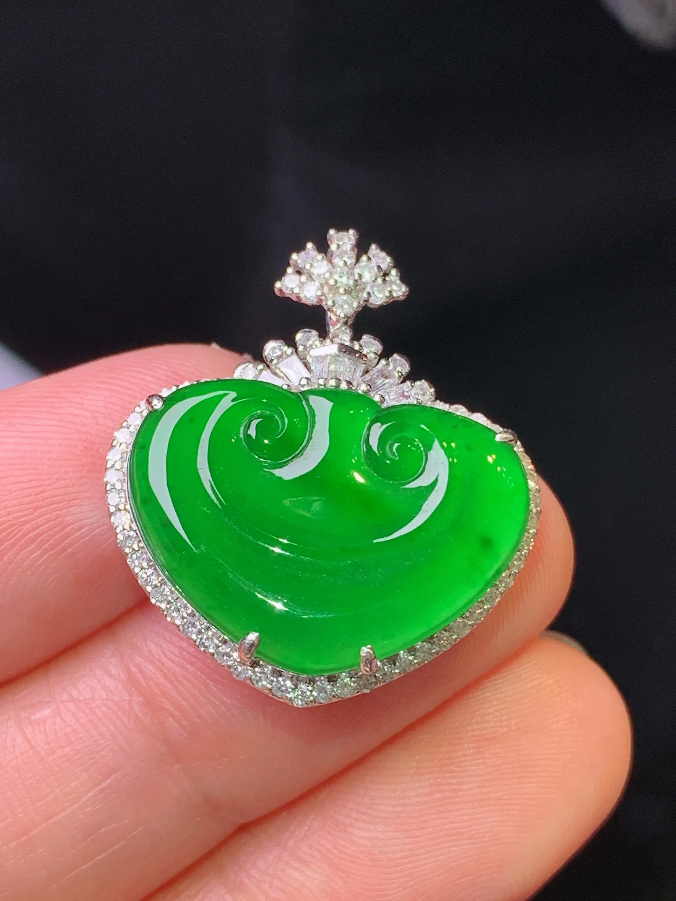 18k金钻镶嵌满绿如意吊坠 玉质细腻 色泽清新艳丽 整体尺寸25.6*22.2*6.5