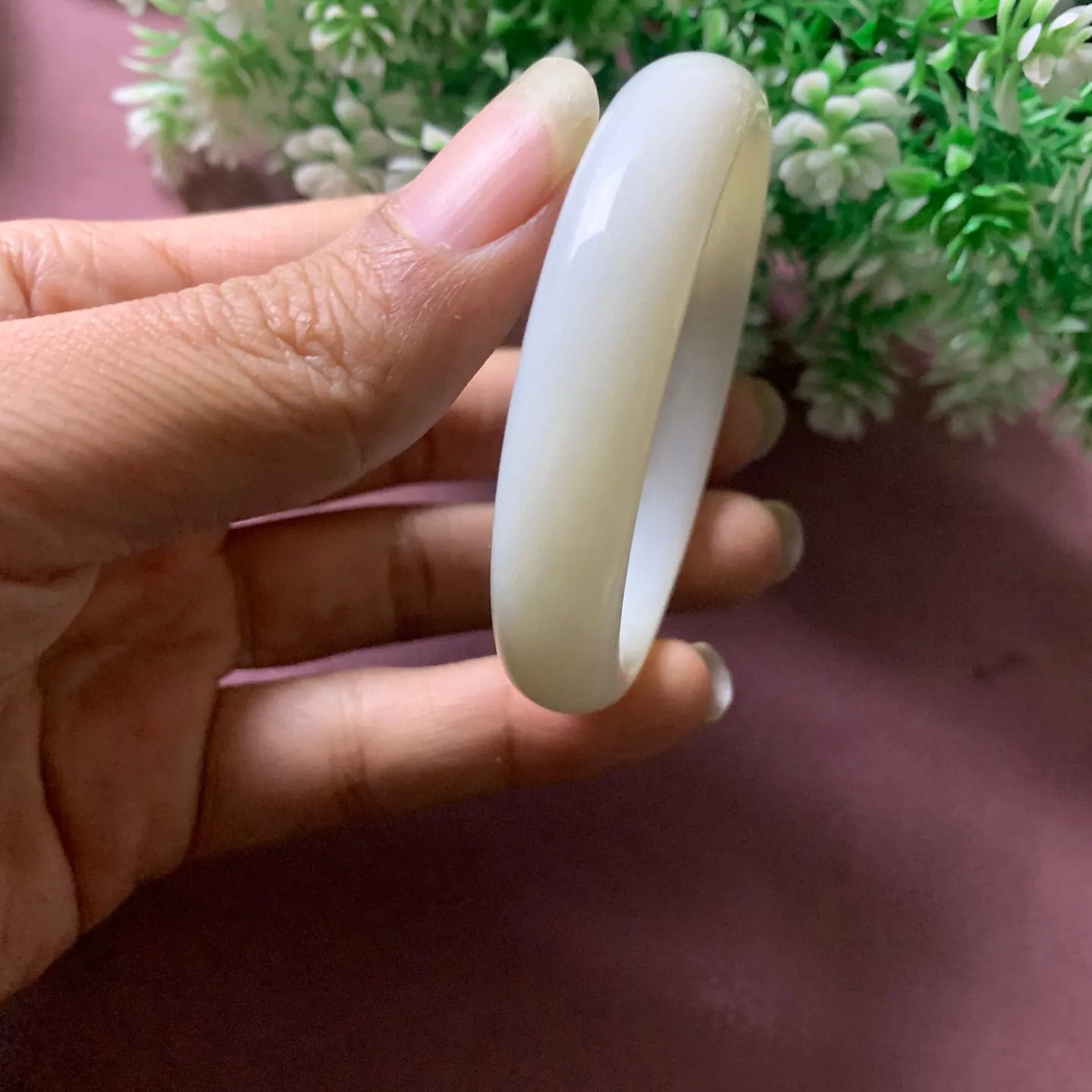 俄料手镯，和田玉51圈口羊脂白宽版手镯，玉质细腻油润 底色纯净脂粉好，品质好