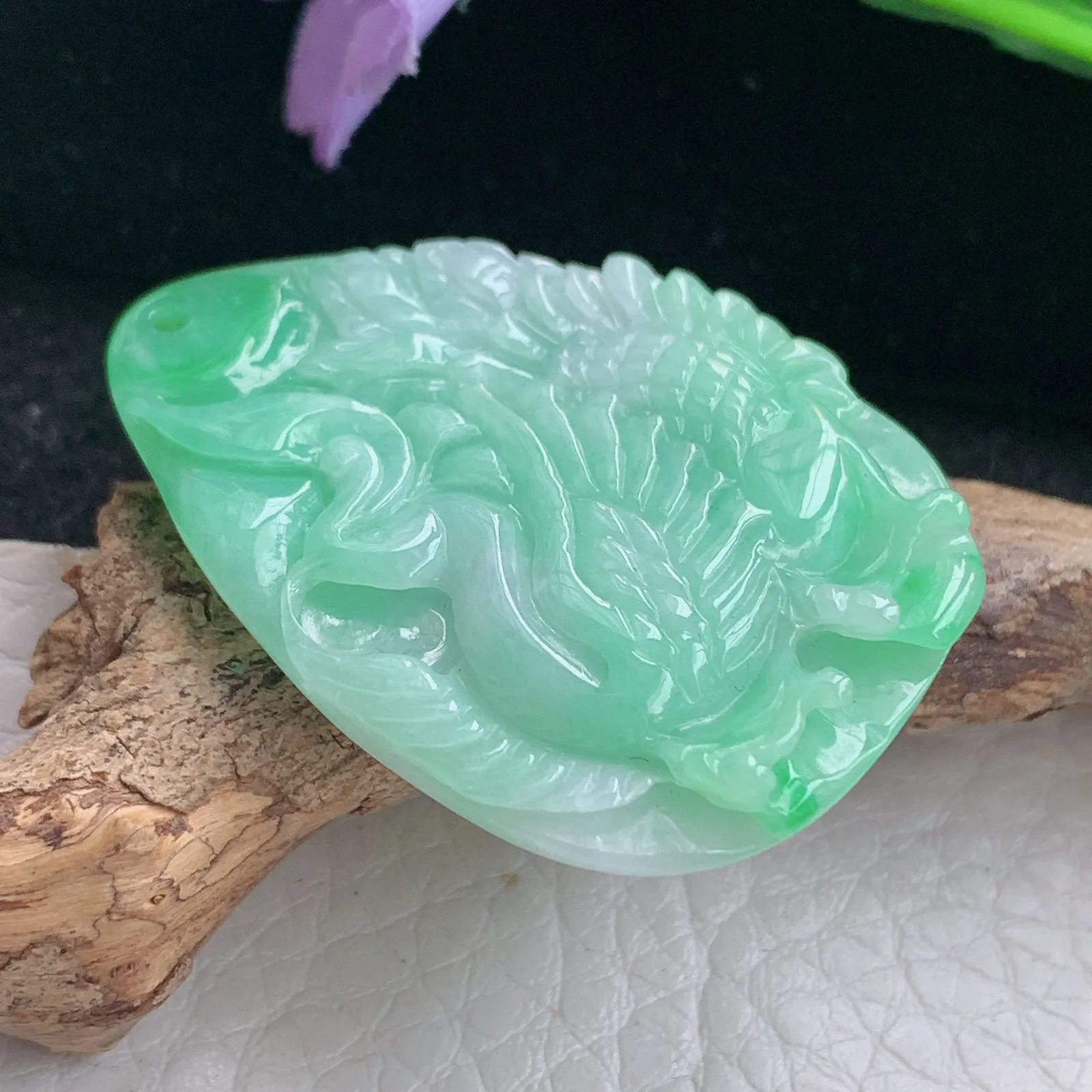 ws实拍39*27.8*7缅甸翡翠精雕孔雀开屏 好运连绵玉吊坠 玉挂件