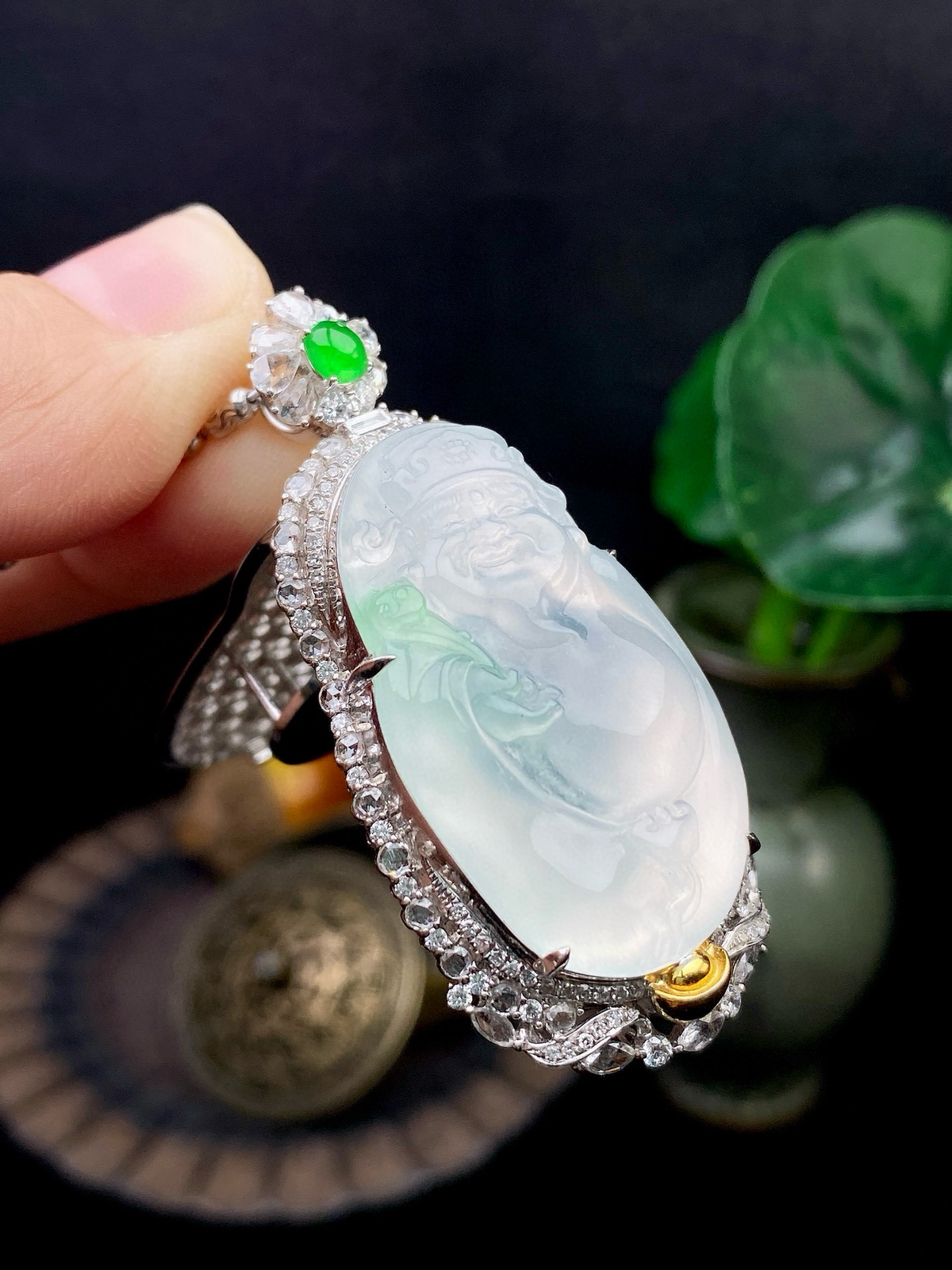 【冰种飘绿财神】质地细腻，饱满圆润，笑口常开，18k金钻镶嵌，裸石尺寸30.8*19.2*4.6毫米