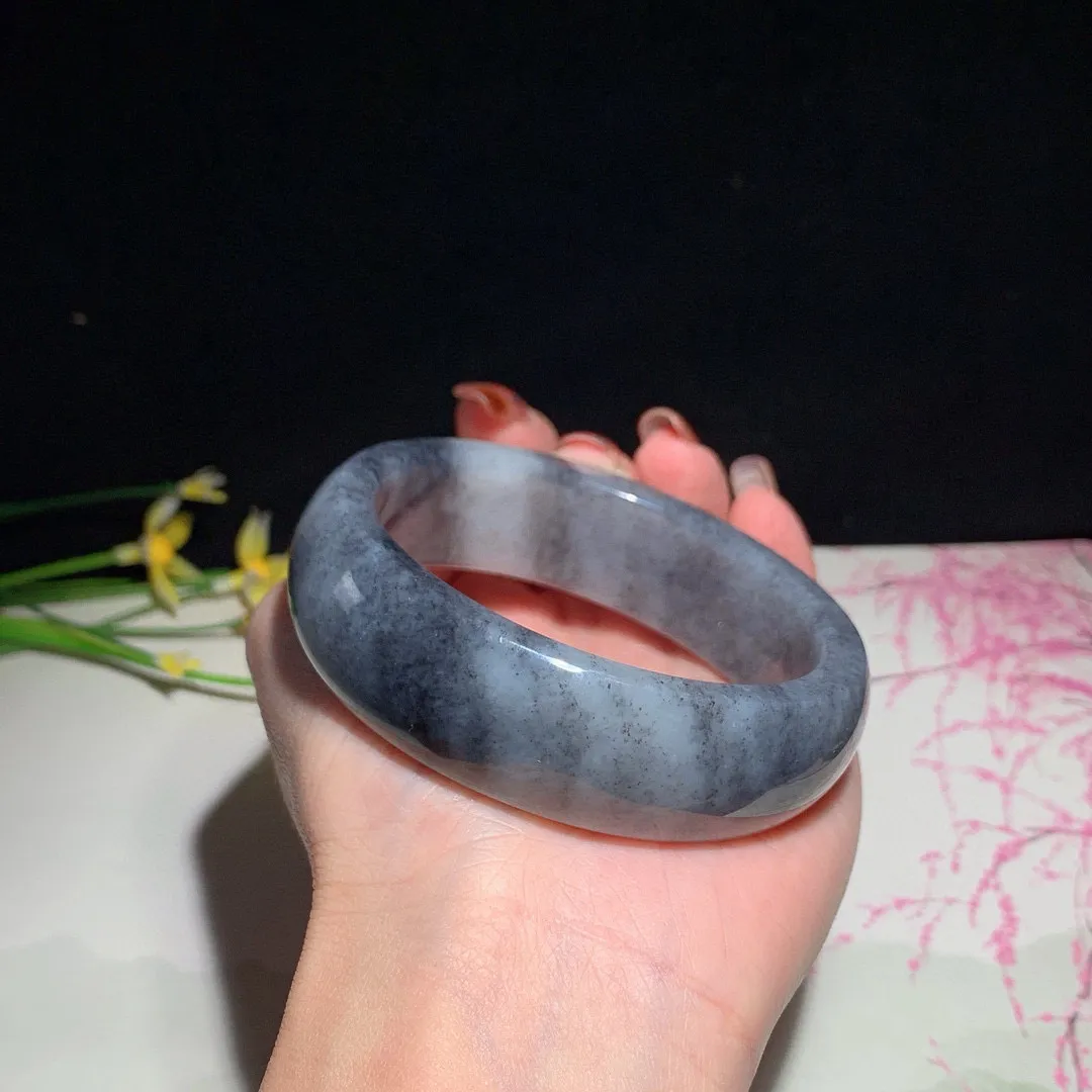 和田玉58.5圈口青花手镯，玉质细腻油润 底色纯净 无裂无杂 脂粉好，品质好！