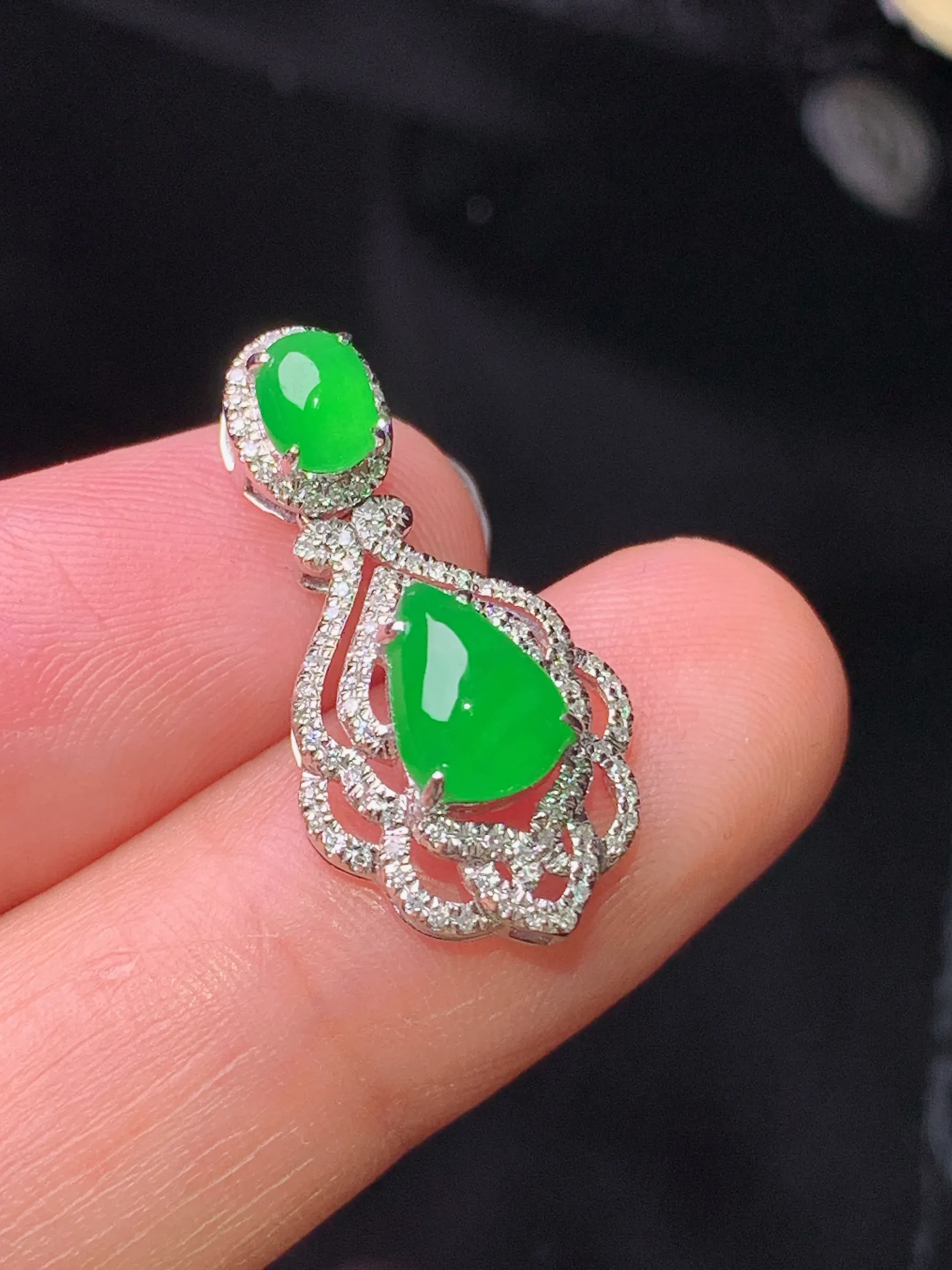 18k金钻镶嵌满绿水滴吊坠 玉质细腻 色泽清新艳丽 整体尺寸23.8*12.2*6.8