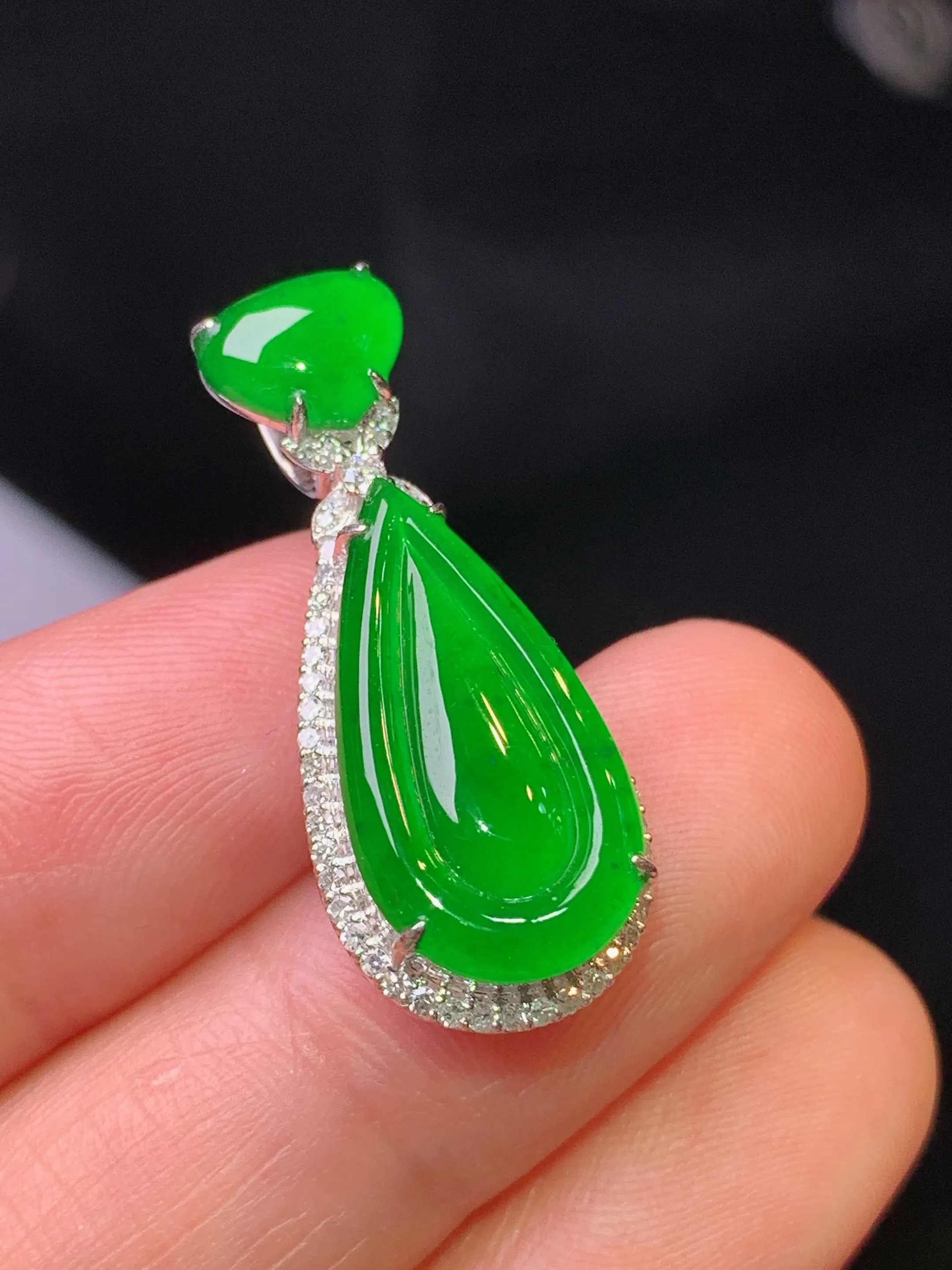 18k金钻镶嵌满绿水滴吊坠 玉质细腻 色泽清新艳丽 整体尺寸29.3*12.2*7.2