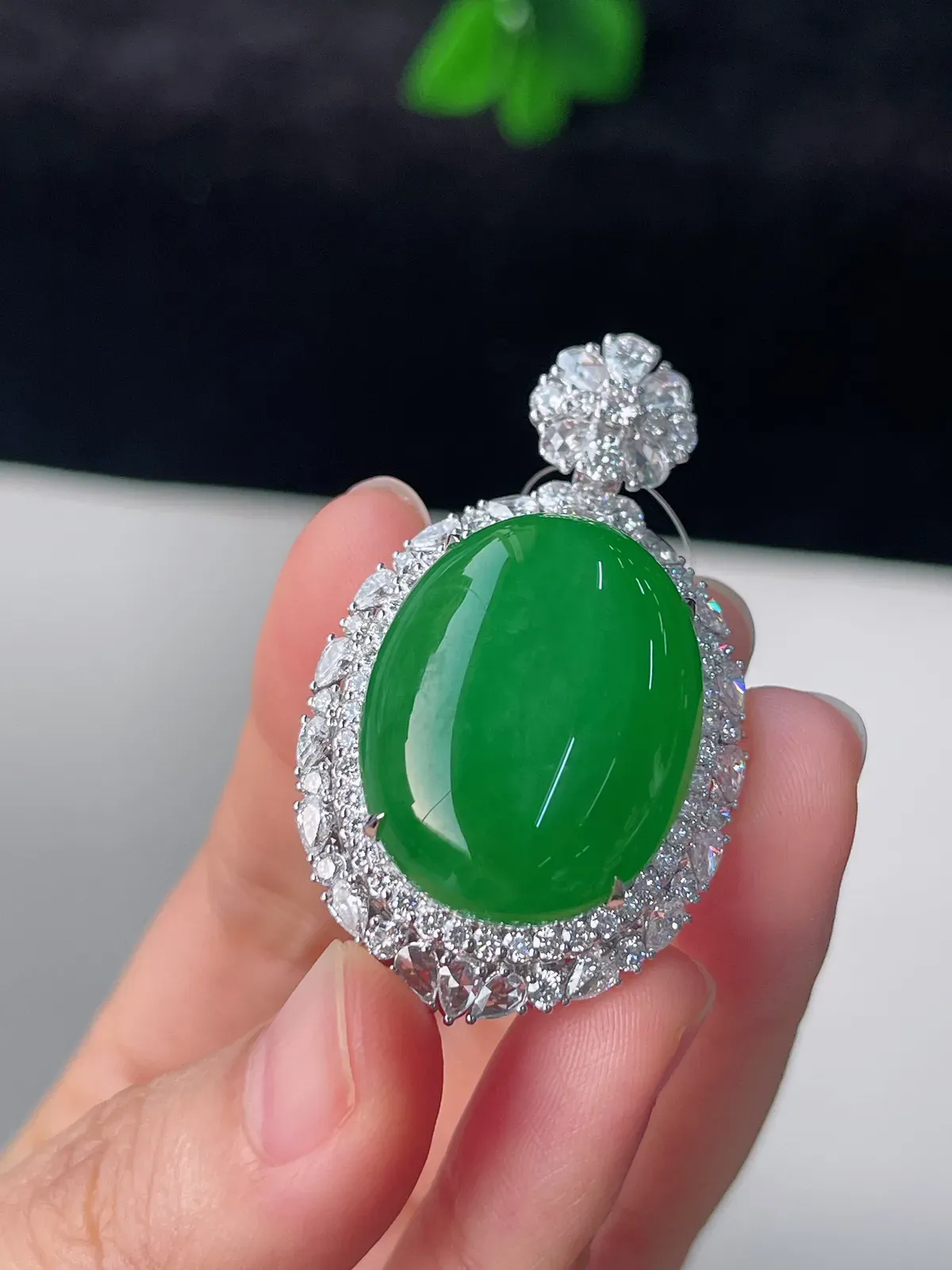 18k金镶翡翠冰糯种绿色大蛋面吊坠