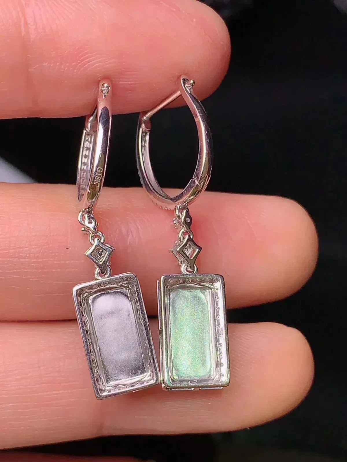 18k金钻镶嵌满绿无事牌耳坠 玉质细腻 色泽艳丽 整体尺寸32.5*7.1*5.5