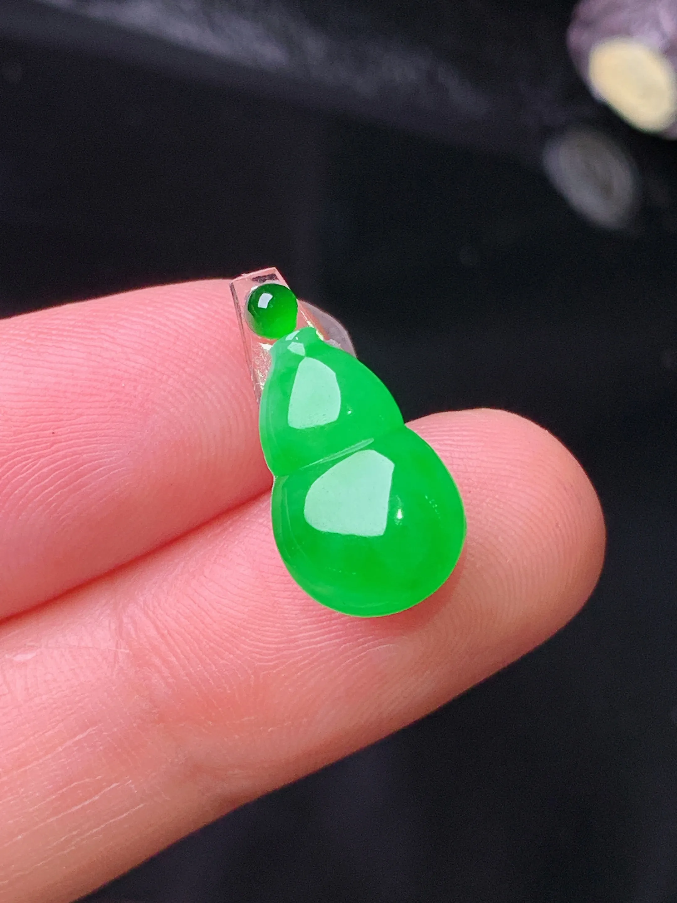 镶嵌款 满绿葫芦吊坠 玉质细腻 色泽清新艳丽 整体尺寸14.3*8.8*3.6