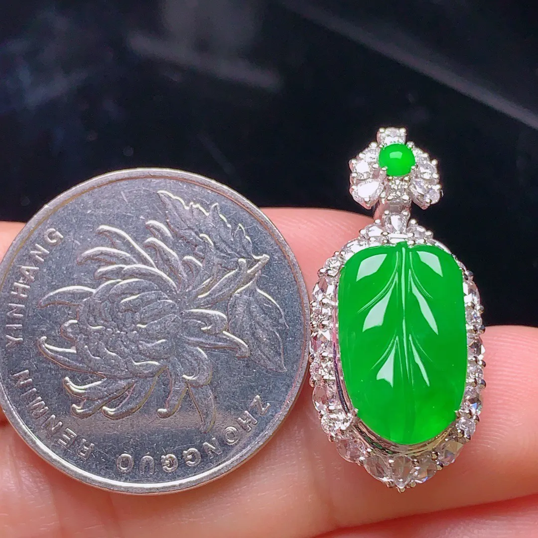 18k金钻搭配小绿蛋面镶嵌阳绿树叶吊坠 事业有成 整体尺寸28.2*13*9.6