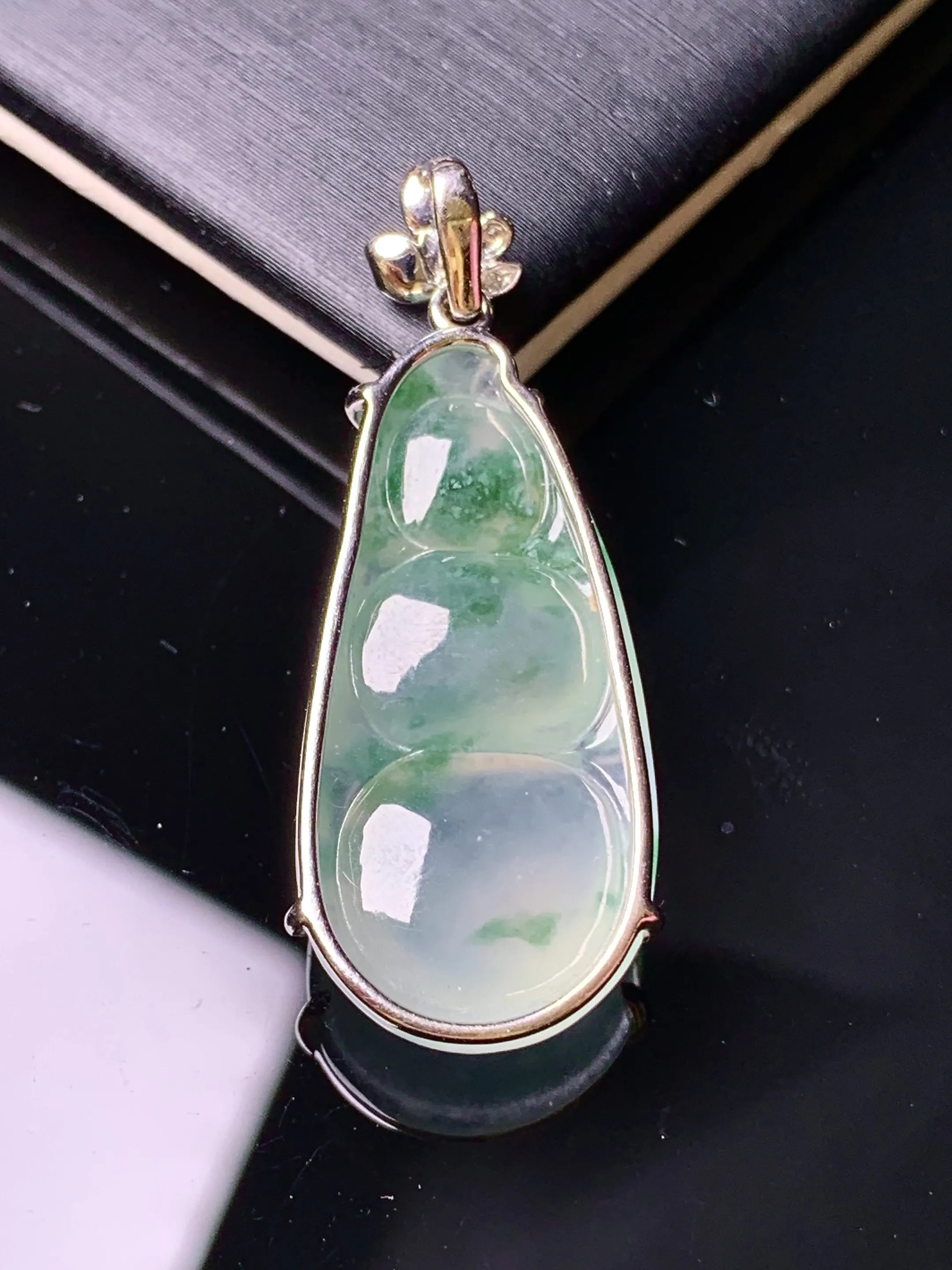 18k金钻镶嵌冰种飘绿四季豆吊坠 玉质细腻 色泽清新艳丽 整体尺寸35*13.6*6.2