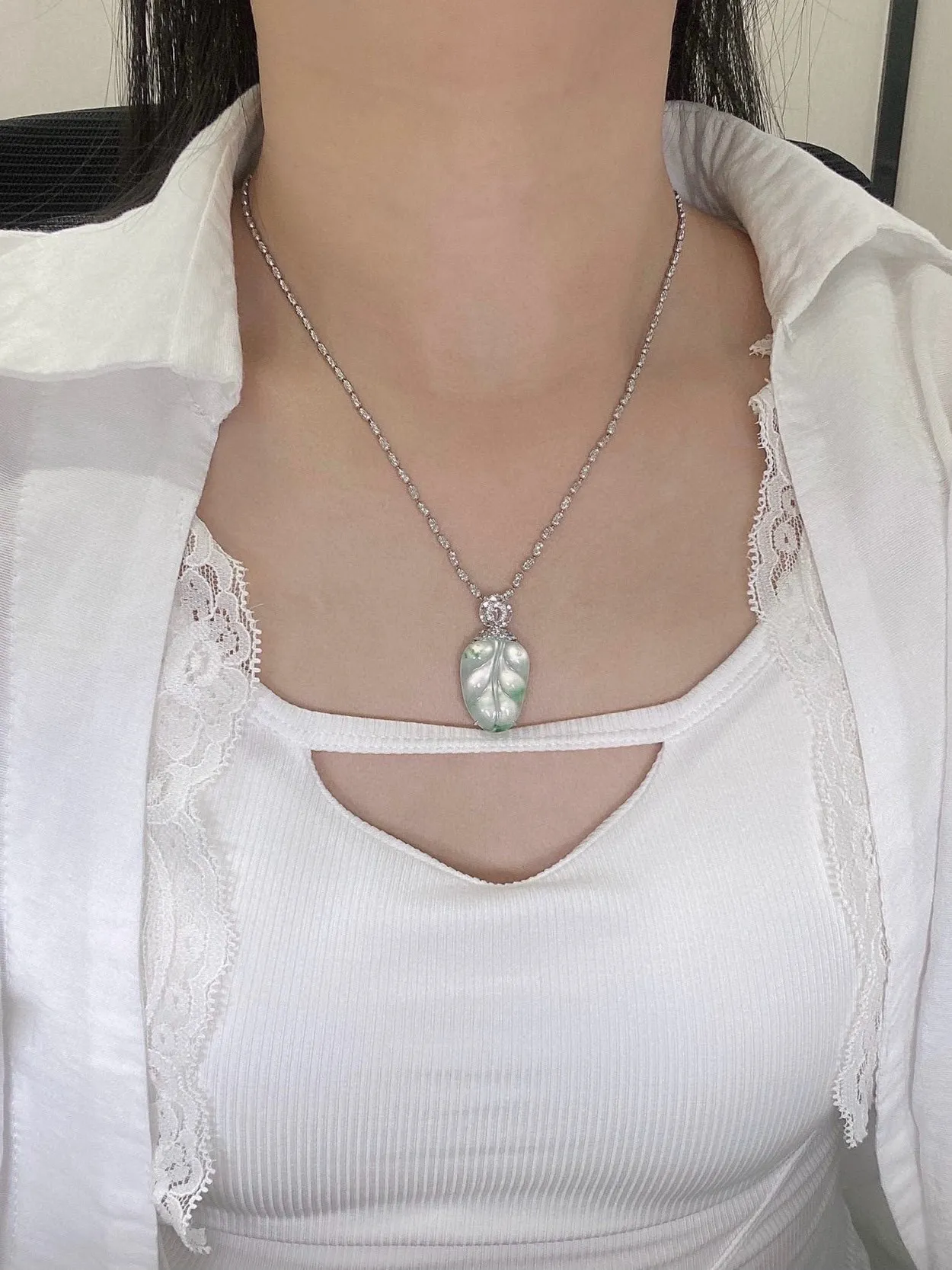 【冰种飘绿叶子】金枝玉叶，质地细腻，冰润透亮，光泽出众，18k金钻镶嵌，裸石尺寸22.4*16*4.9毫米