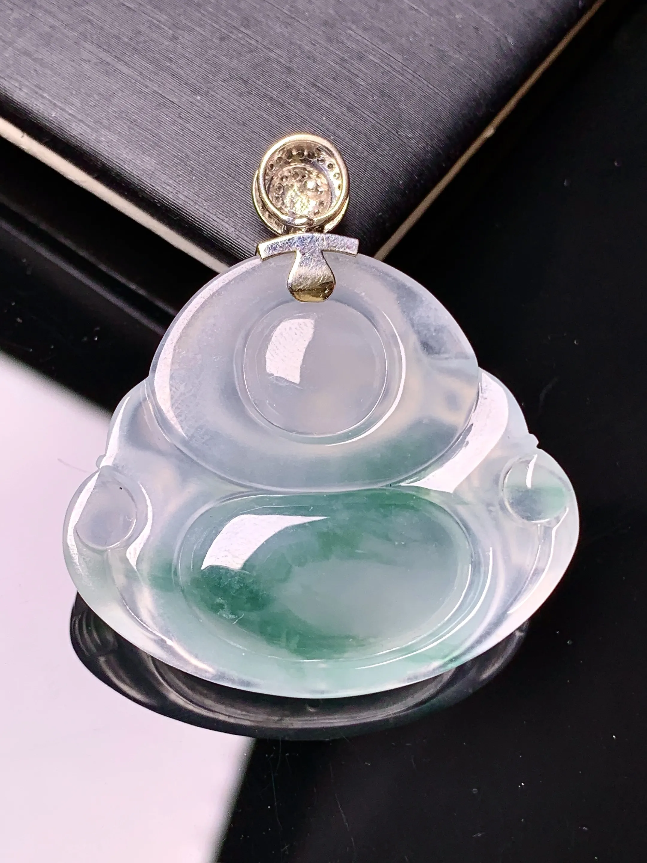 18k金钻镶嵌冰种飘绿佛公吊坠 玉质细腻 色泽清新艳丽 整体尺寸36.3*32.6*6.5