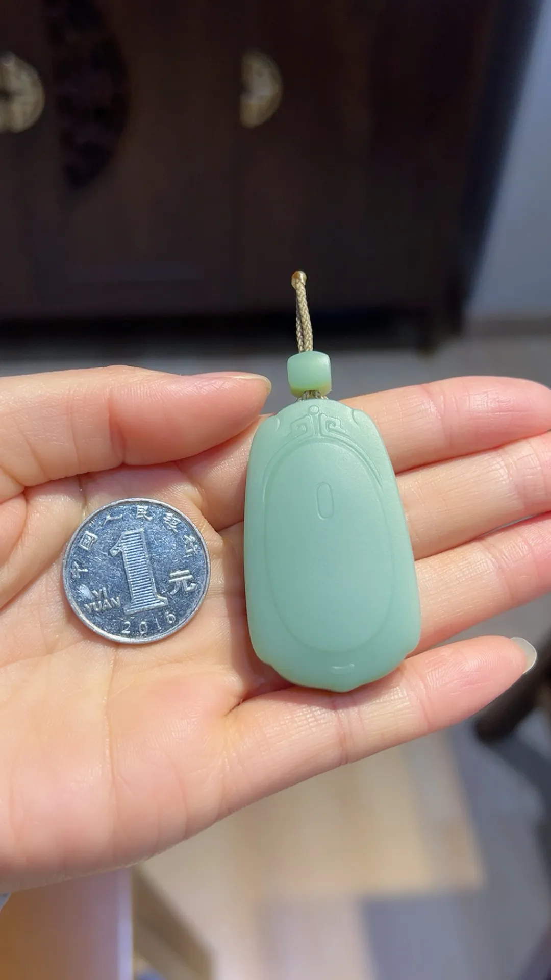 碧玉｜粉青｜平安无事牌

重34.3克 尺寸49.7*28.3*11.5m m