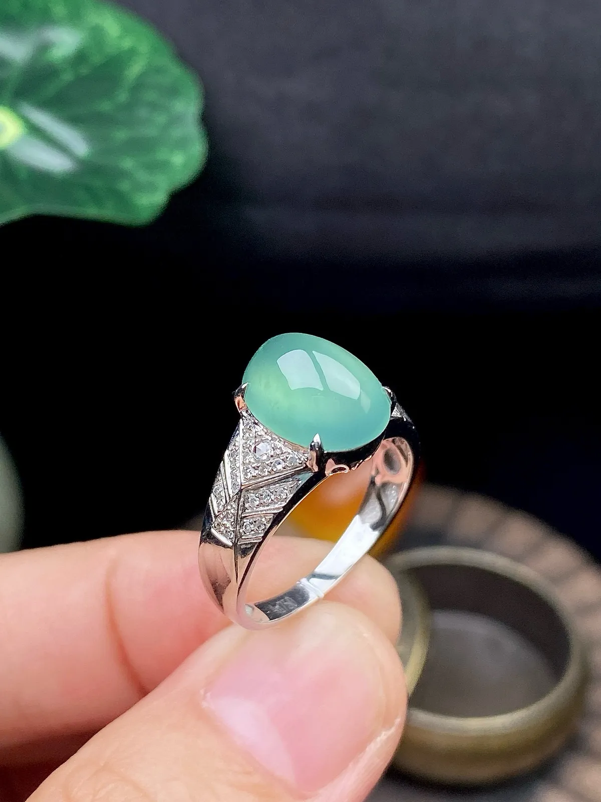 【冰种晴底蛋面戒指】质地细腻清爽，荧光感强烈，18K金钻镶嵌，裸石尺寸11*8.5*4.8毫米