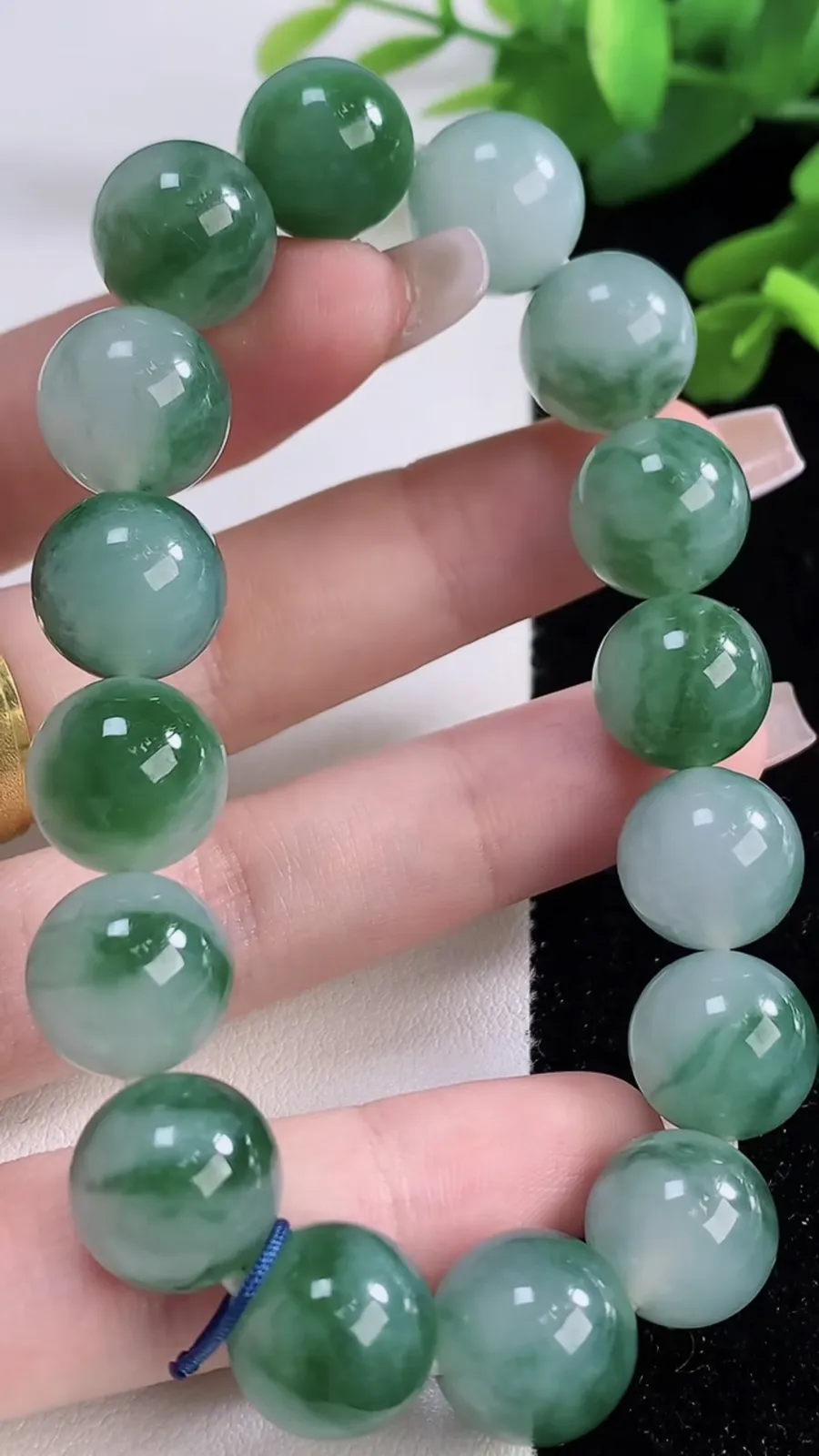 翡翠a货冰种飘花圆珠手串，尺寸12.4-16颗，重量:57.18g