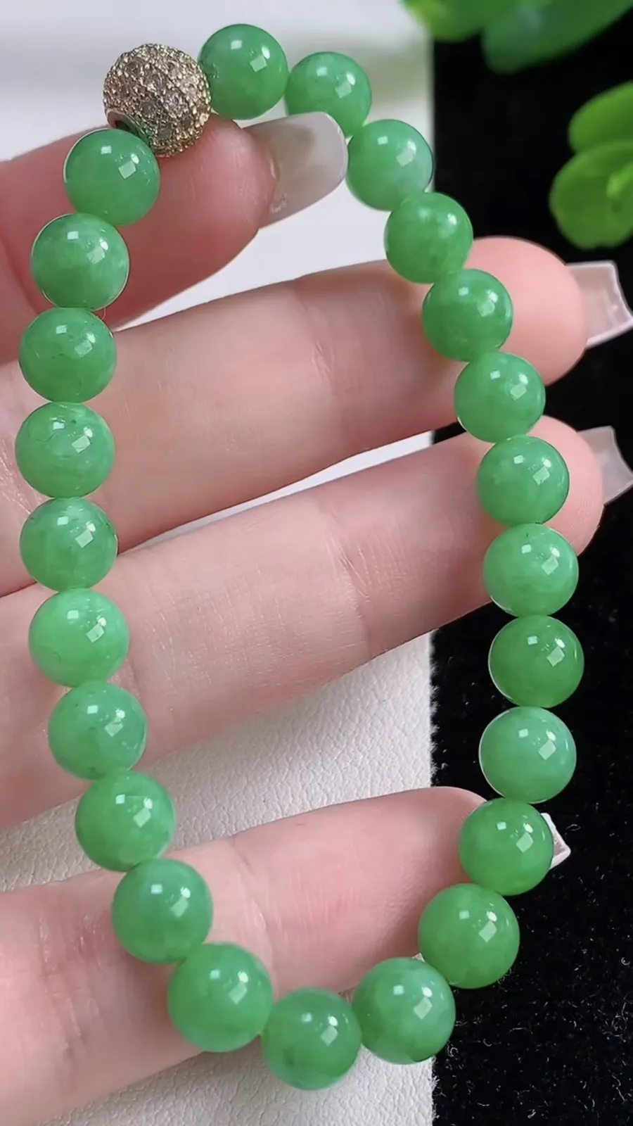 翡翠a货满绿圆珠手串，尺寸6.8-24颗，重量:15.03g