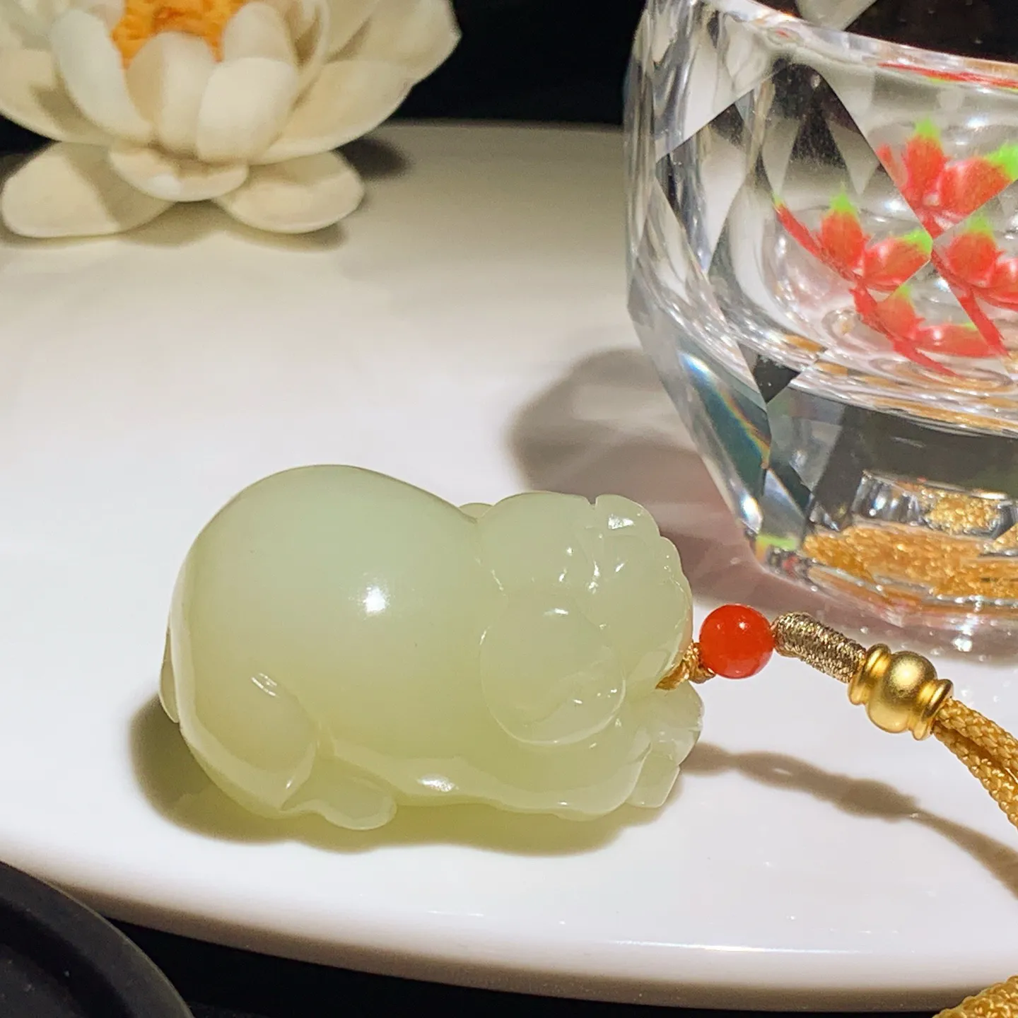 新疆和田玉若羌黄口料招财猪挂件。尺寸38/28/21重38.8克。内径玉质细腻油润。手推出油。佩戴高端典雅。lt251205