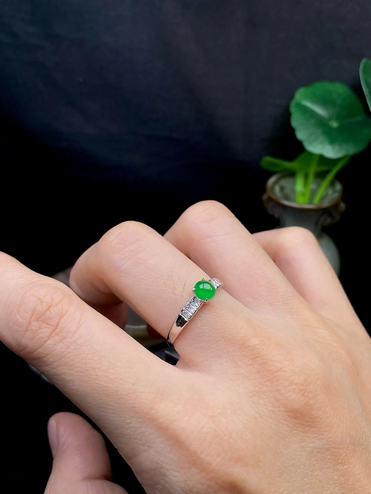 【冰种满绿蛋面戒指】种水色俱全，冰透闪亮，通透感饱满度很好，18k金钻镶嵌，裸石尺寸4.7*4.6*2.6毫米，圈口可改