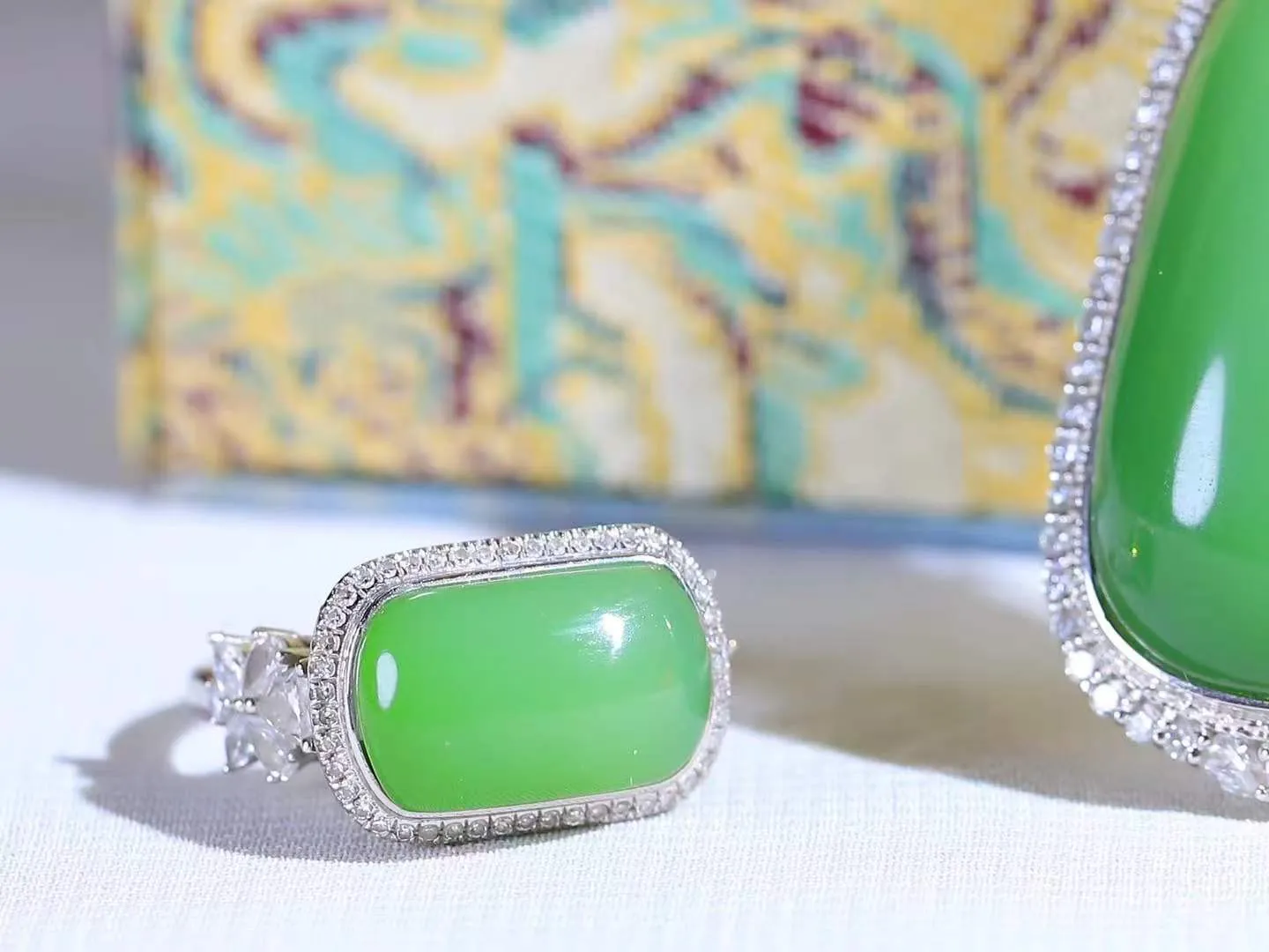 一套【金镶玉.套装】

收藏传家级臻品️和田玉碧玉戒指 吊坠 套装，18k金精工镶嵌，器形圆润饱满，玉质温润细腻，做工精细圆滑，饱满精致，器形优雅，寓意平安无事，如意顺心。（保真金，可鉴定贵金属18k金）
吊坠尺寸30.4-16.8mm    戒指尺寸16.9-13.6-8.2mm总重19.4克  82120578A