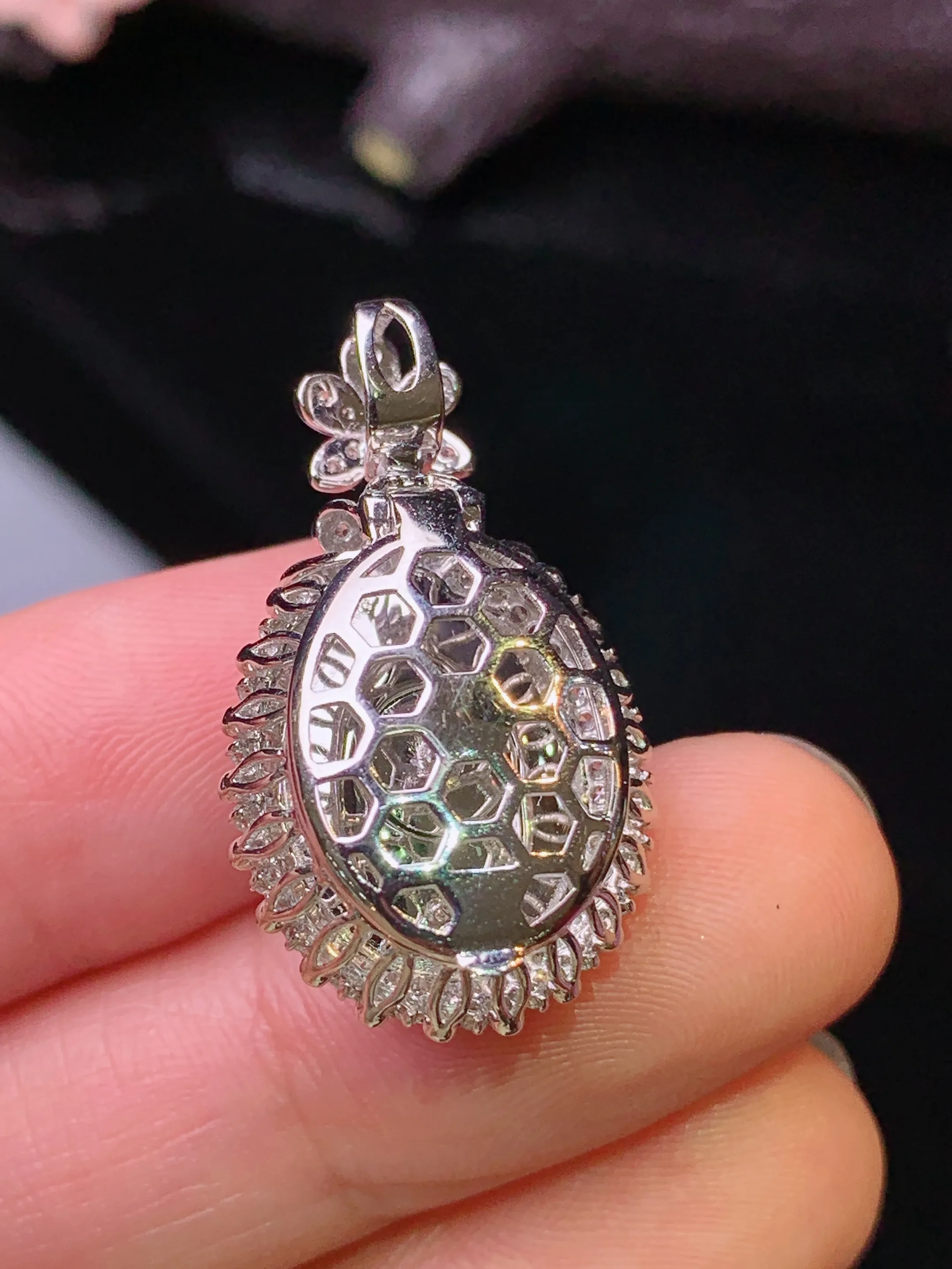 18k金钻镶嵌满绿蛋面吊坠 玉质细腻 色泽清新艳丽 整体尺寸28*16*13.6