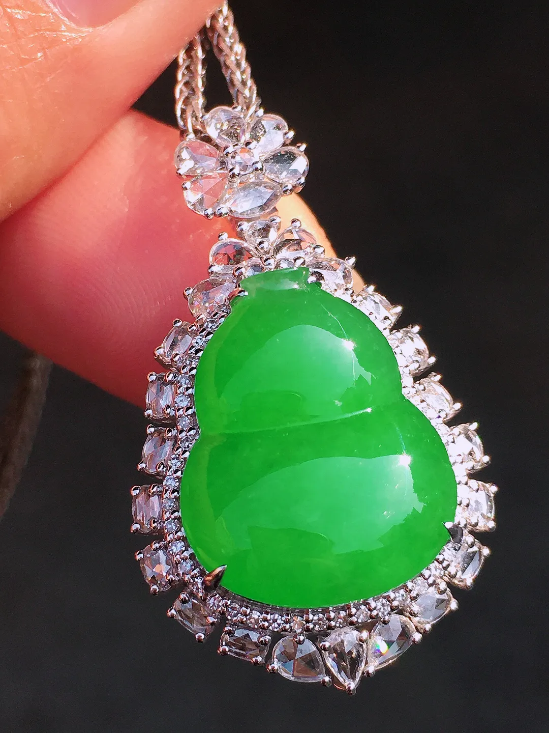 阳绿葫芦吊坠，色泽均匀艳丽，玉质细腻，荧光感超
强，饱满圆润，尽显优雅气质，18k
金豪华镶嵌