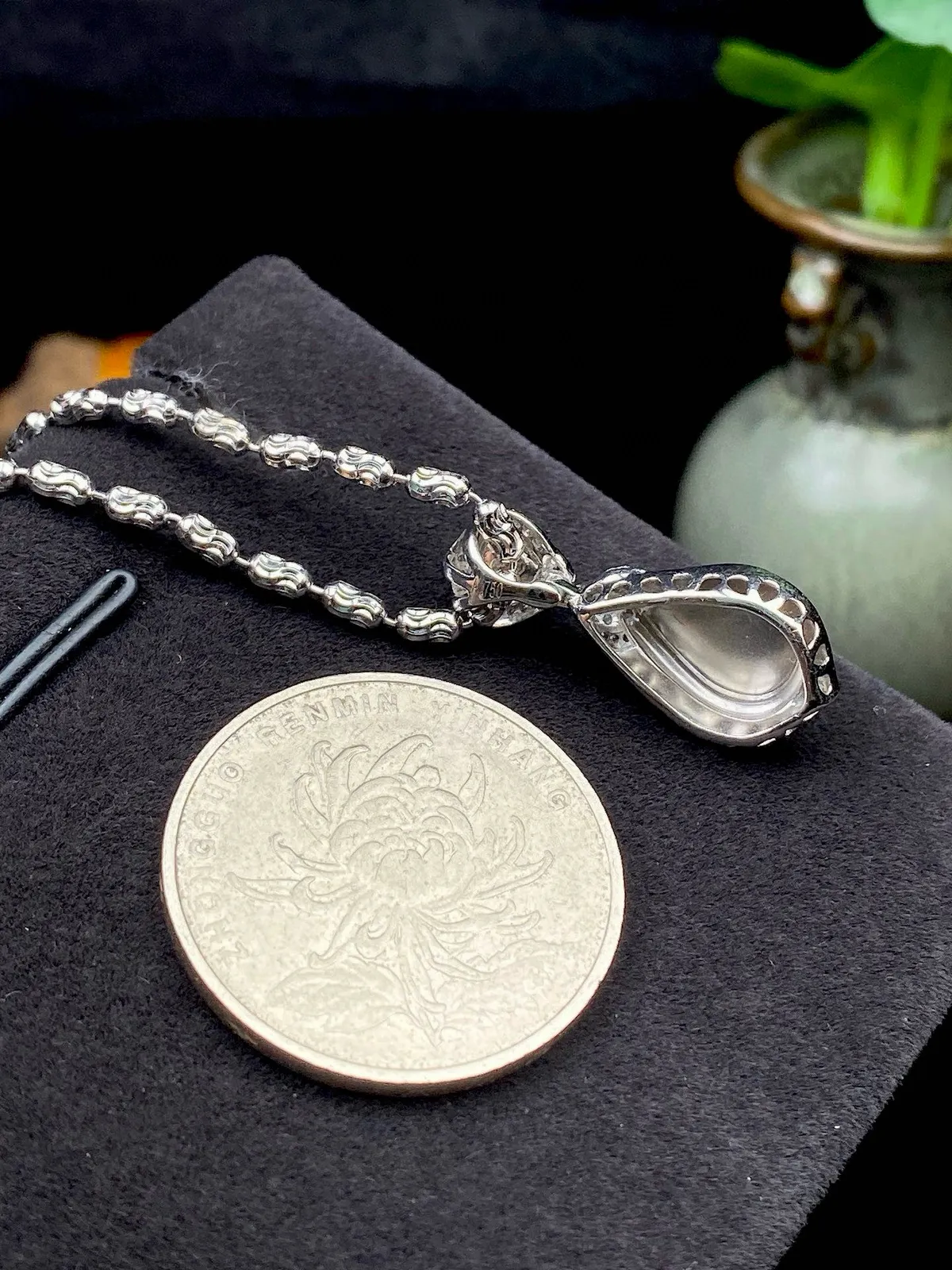 【冰种满绿水滴吊坠】种水上乘，冰感十足，通透闪亮，晶莹剔透。颜色浓郁，18K金钻精美镶嵌，裸石尺寸10.4*7*2.6毫米