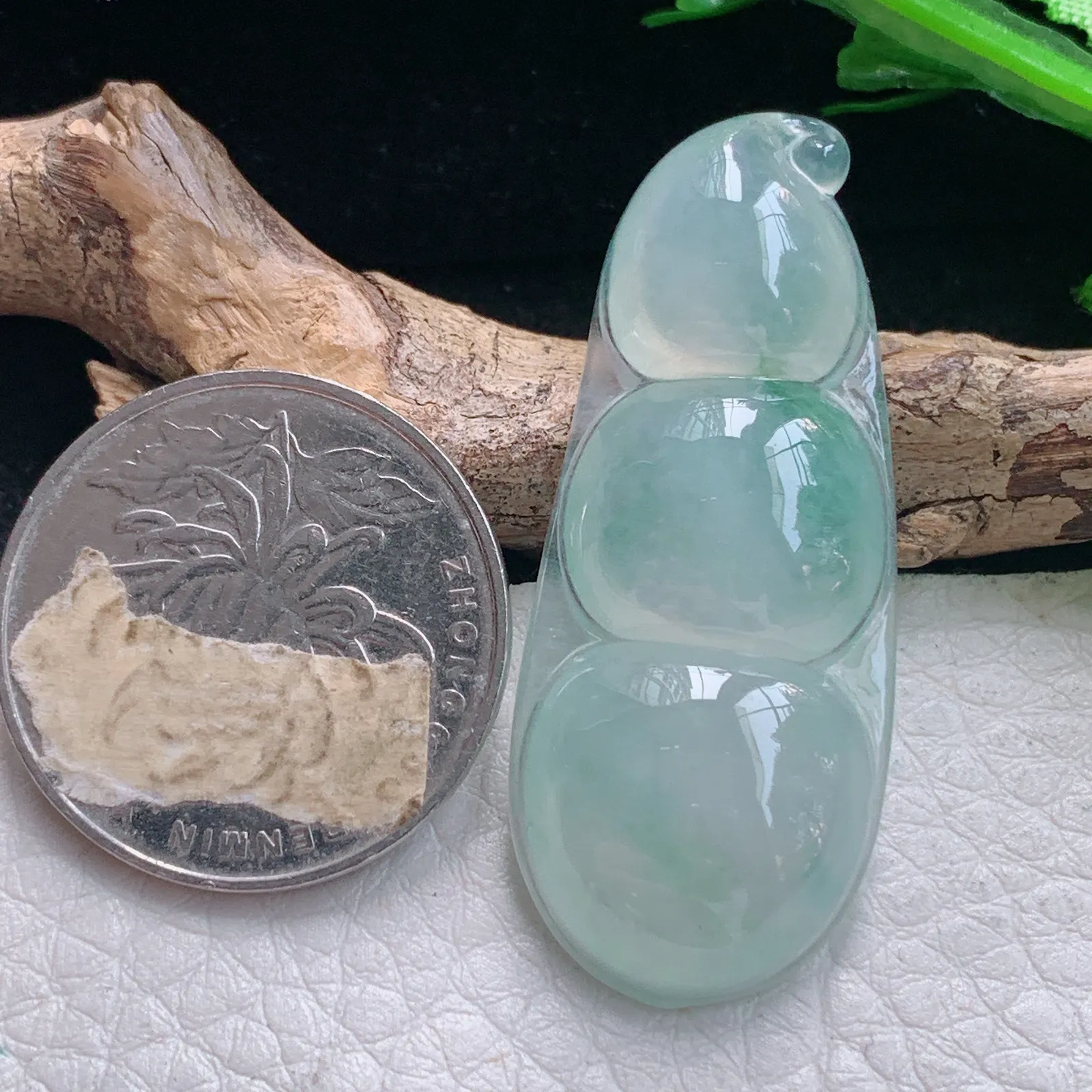 gp实拍43.2*17.8*6缅甸翡翠a货精雕冰润浅绿平安豆玉吊坠 玉挂件