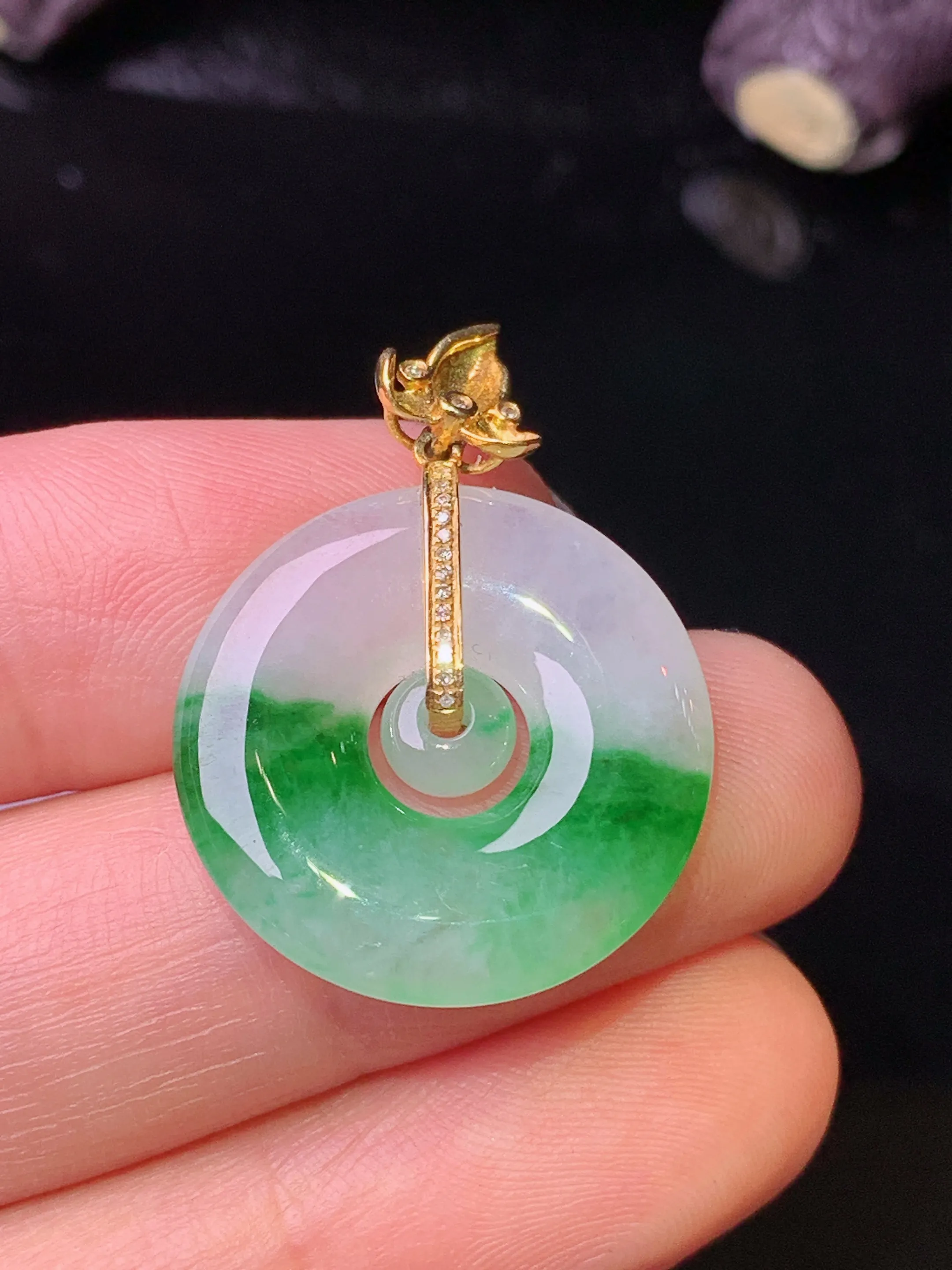 18k金钻镶嵌飘绿子母扣吊坠 玉质细腻 色泽清新艳丽 整体尺寸27.6*21*3.6