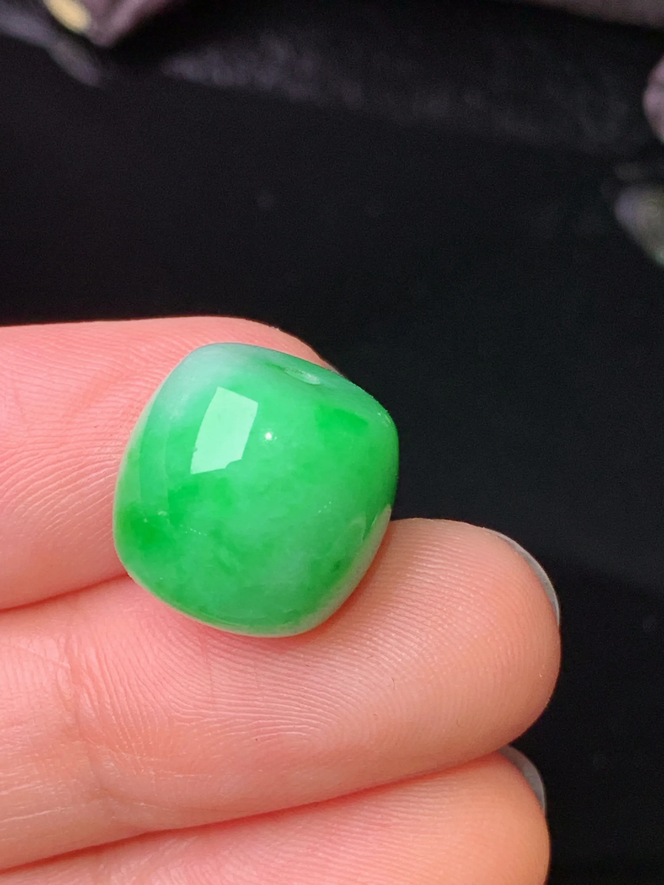 翠绿路路通吊坠 玉质细腻 色泽清新艳丽 整体尺寸13.3*13.3*12.3