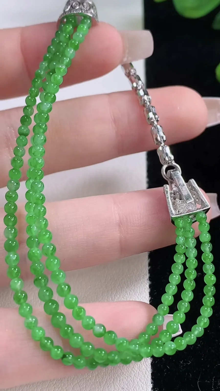 翡翠a货满绿小米珠项链，尺寸2.4，重量:7.30g