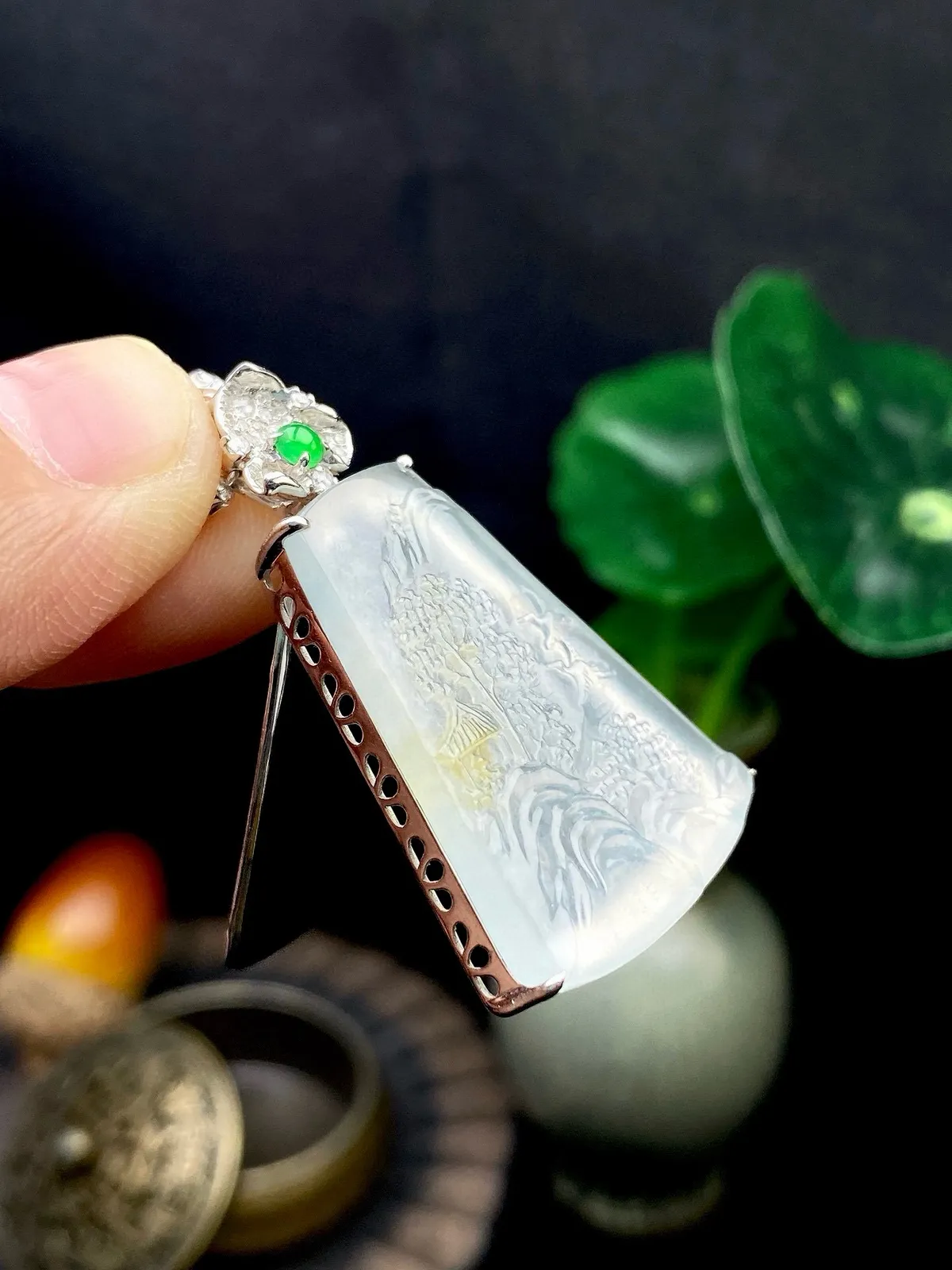 【冰种山水】种地很不错，冰感十足，通透度好，画面感强烈，稀有的好山水，18k金钻镶嵌，裸石尺寸28.