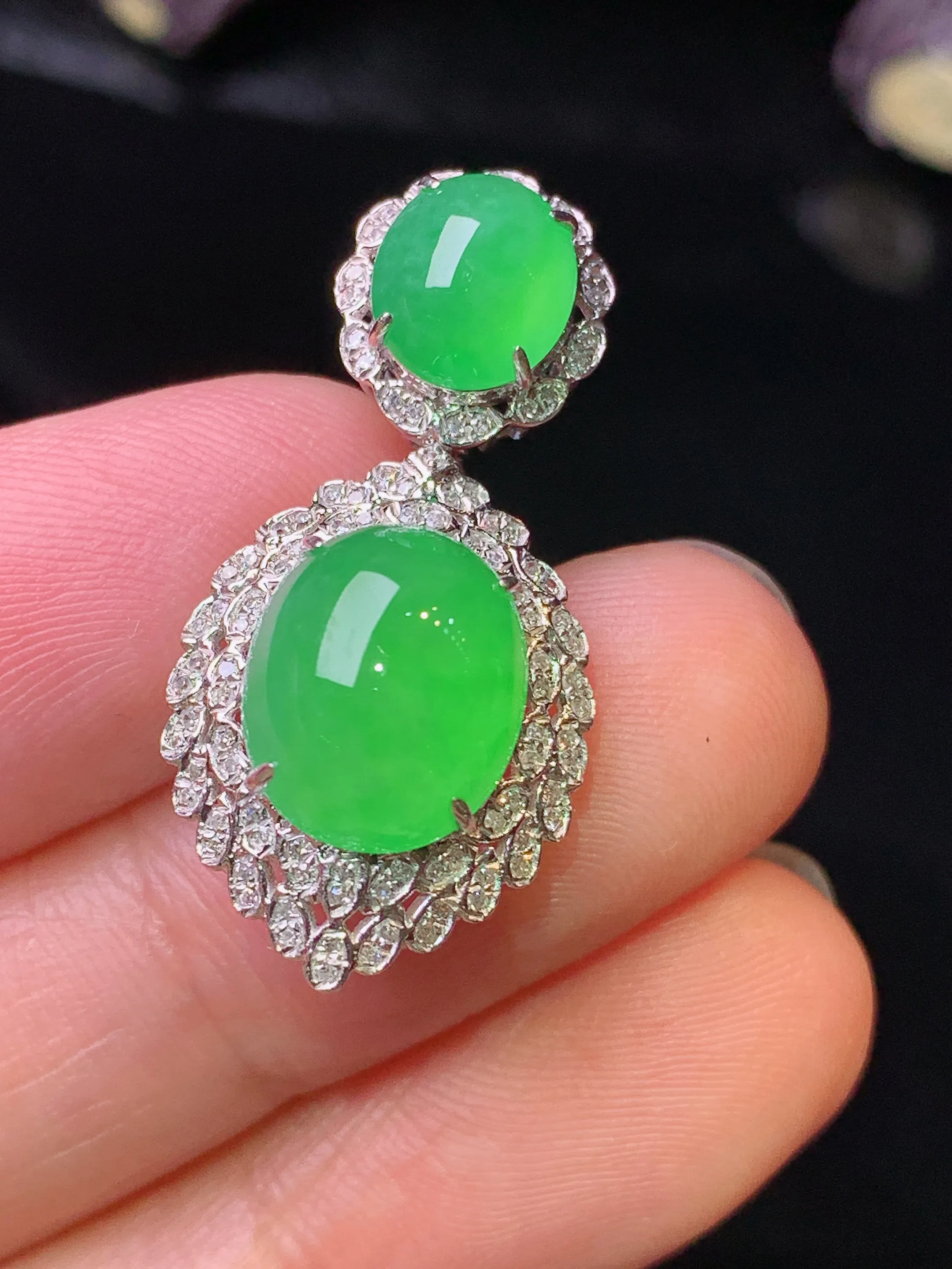 18k金钻镶嵌满绿蛋面吊坠 玉质细腻 色泽清新艳丽 整体尺寸29*14*10