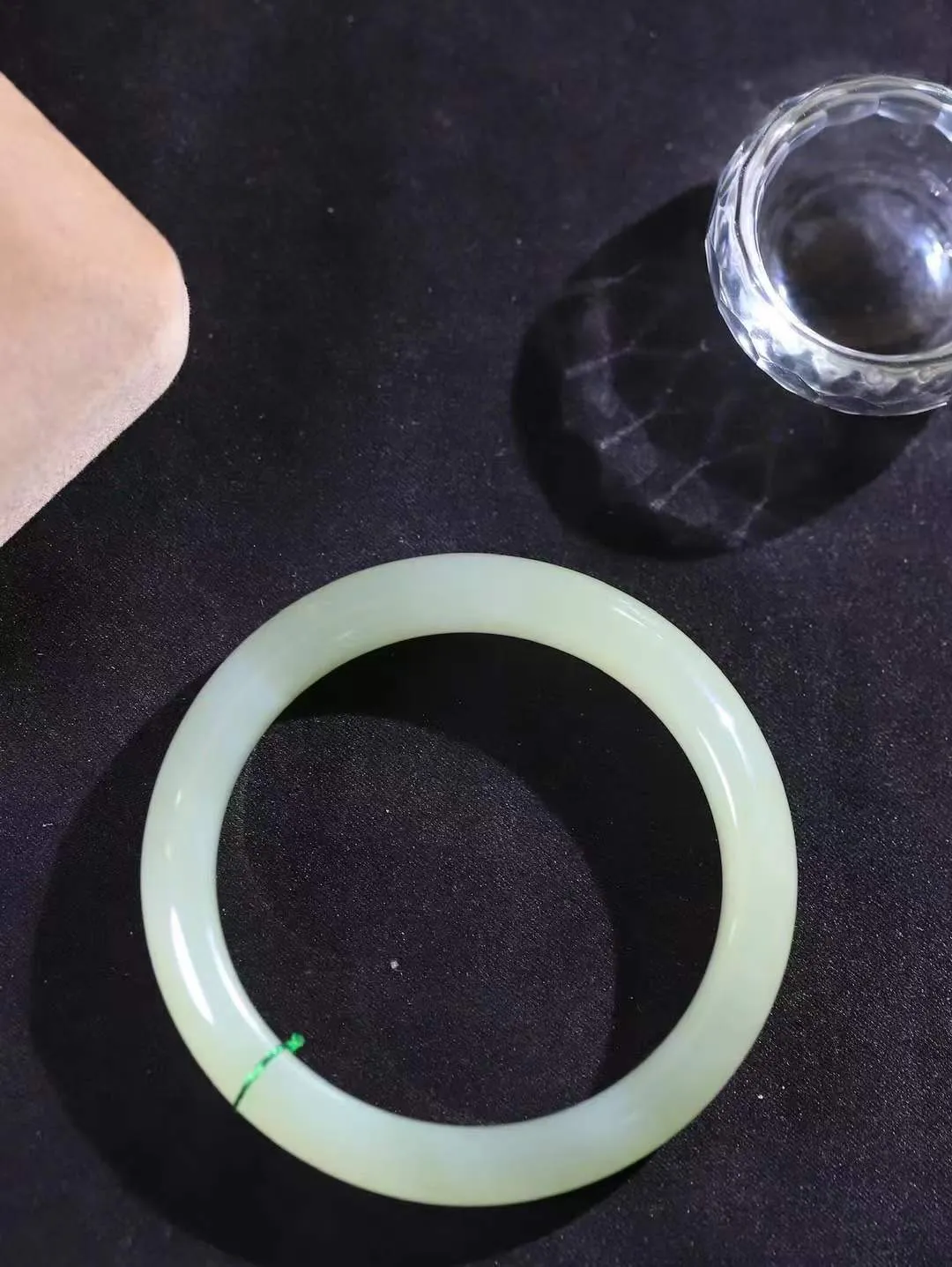 【岁月之韵.手镯】

精品和田玉晴水手镯，色泽淡雅如雨后初晴的天空，清新脱俗。手镯圆润饱满，寓意圆满和谐，承载着岁月的温柔与时光的沉淀。无论是日常佩戴还是珍藏，都是对美好生活的诗意表达。重51克  尺寸56.5-12.5-8.5mm  56124574A