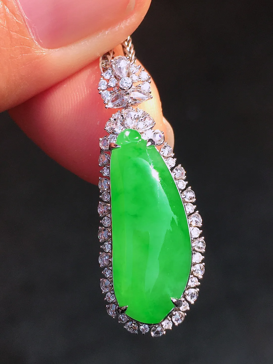 阳绿福瓜吊坠，色泽均匀艳丽，玉质细腻，荧光感超
强，饱满圆润，尽显优雅气质，18k
金豪华镶嵌