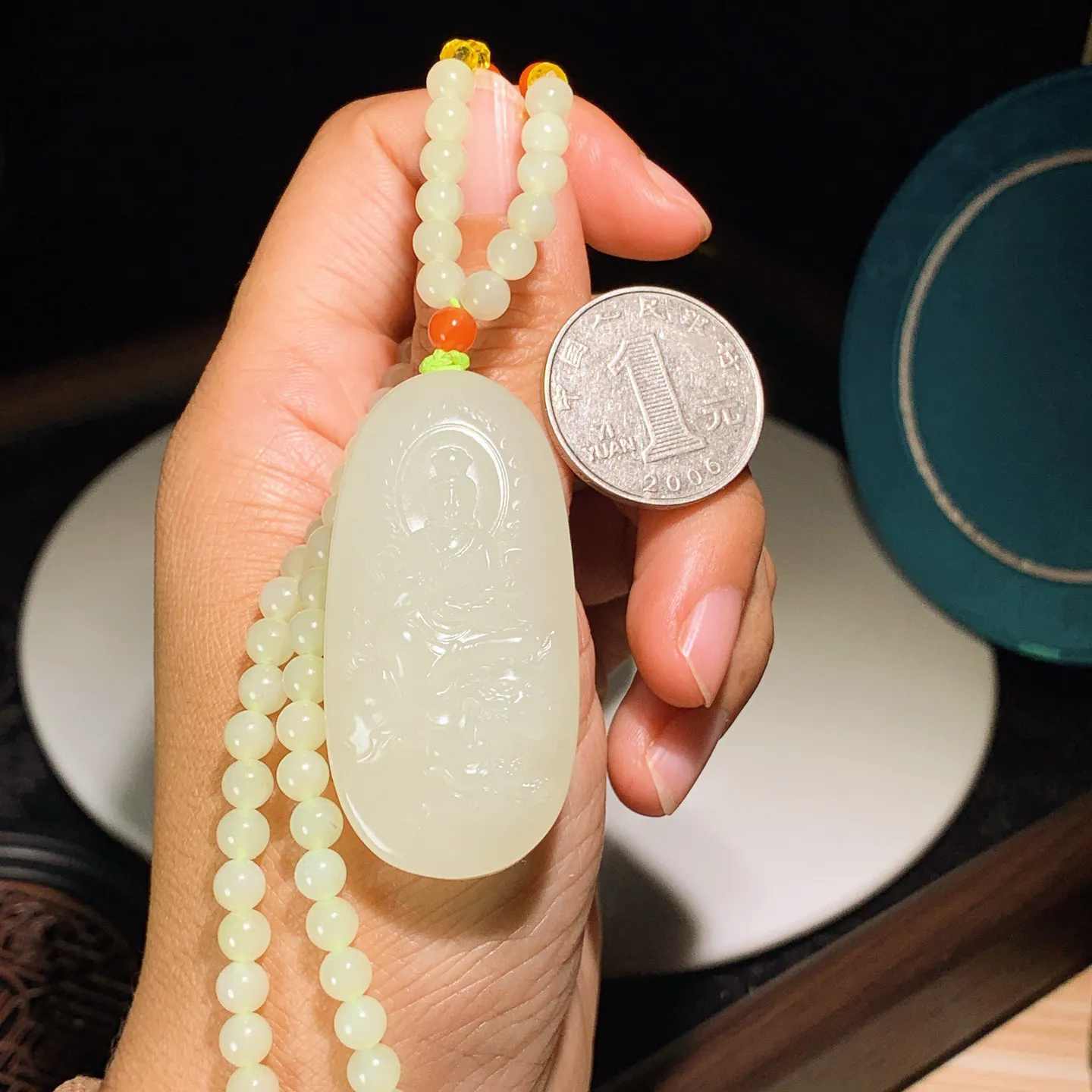 新疆和田玉若羌黄口料文殊菩萨牌子挂件。尺寸50/25/12重50.7克。内径玉质细腻油润。手推出油。佩戴高端典雅。lt251205