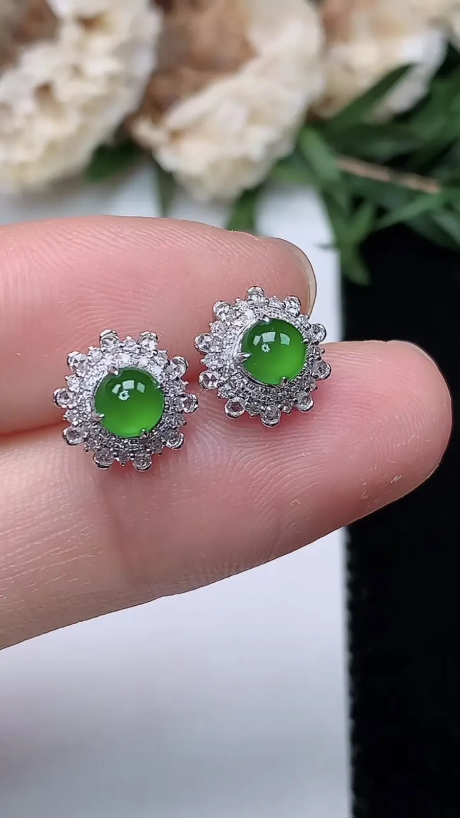 翡翠a货18k金冰种满绿蛋面耳钉，尺寸4，重量:1.40g