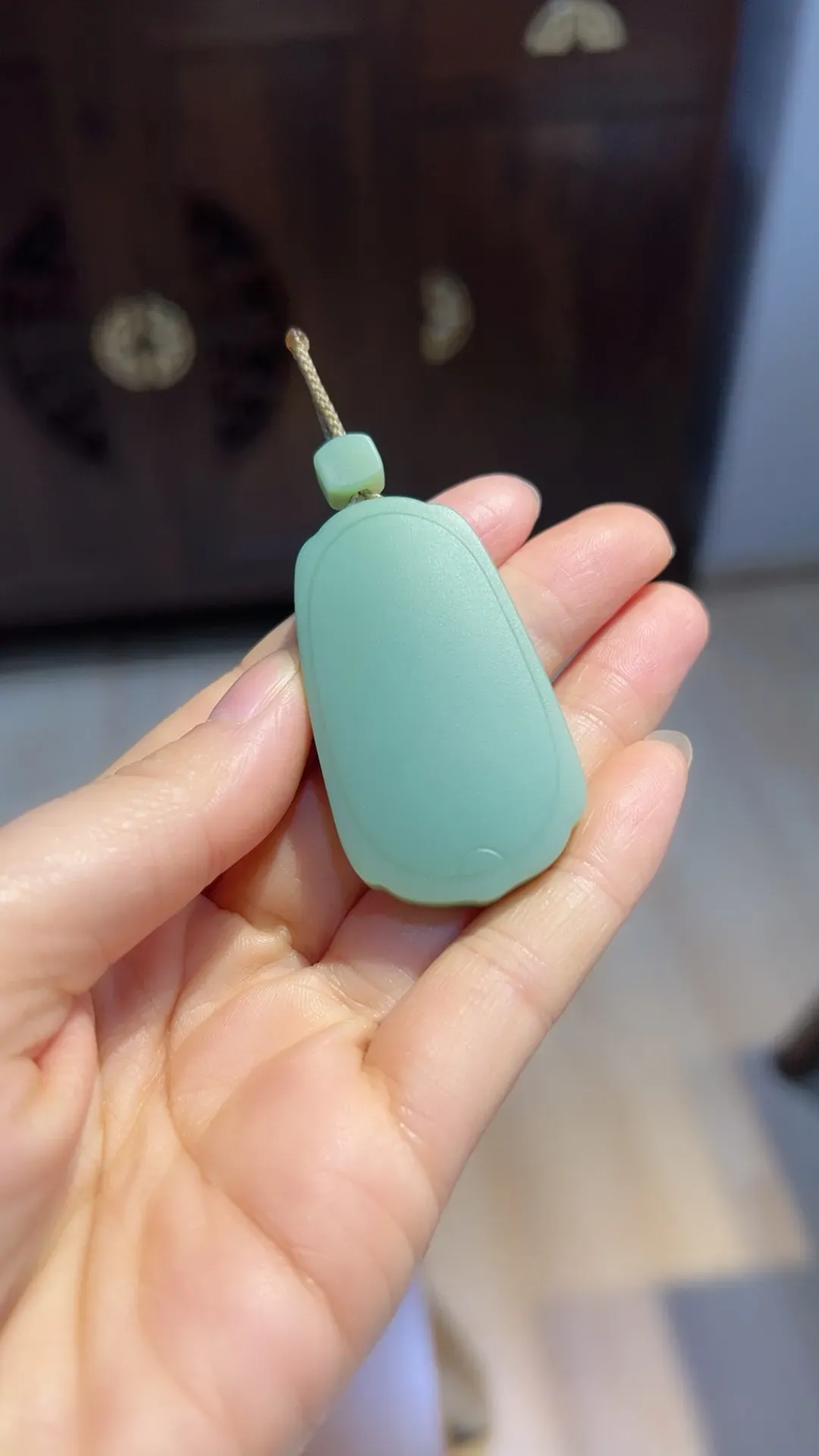 碧玉｜粉青｜平安无事牌

重34.3克 尺寸49.7*28.3*11.5m m