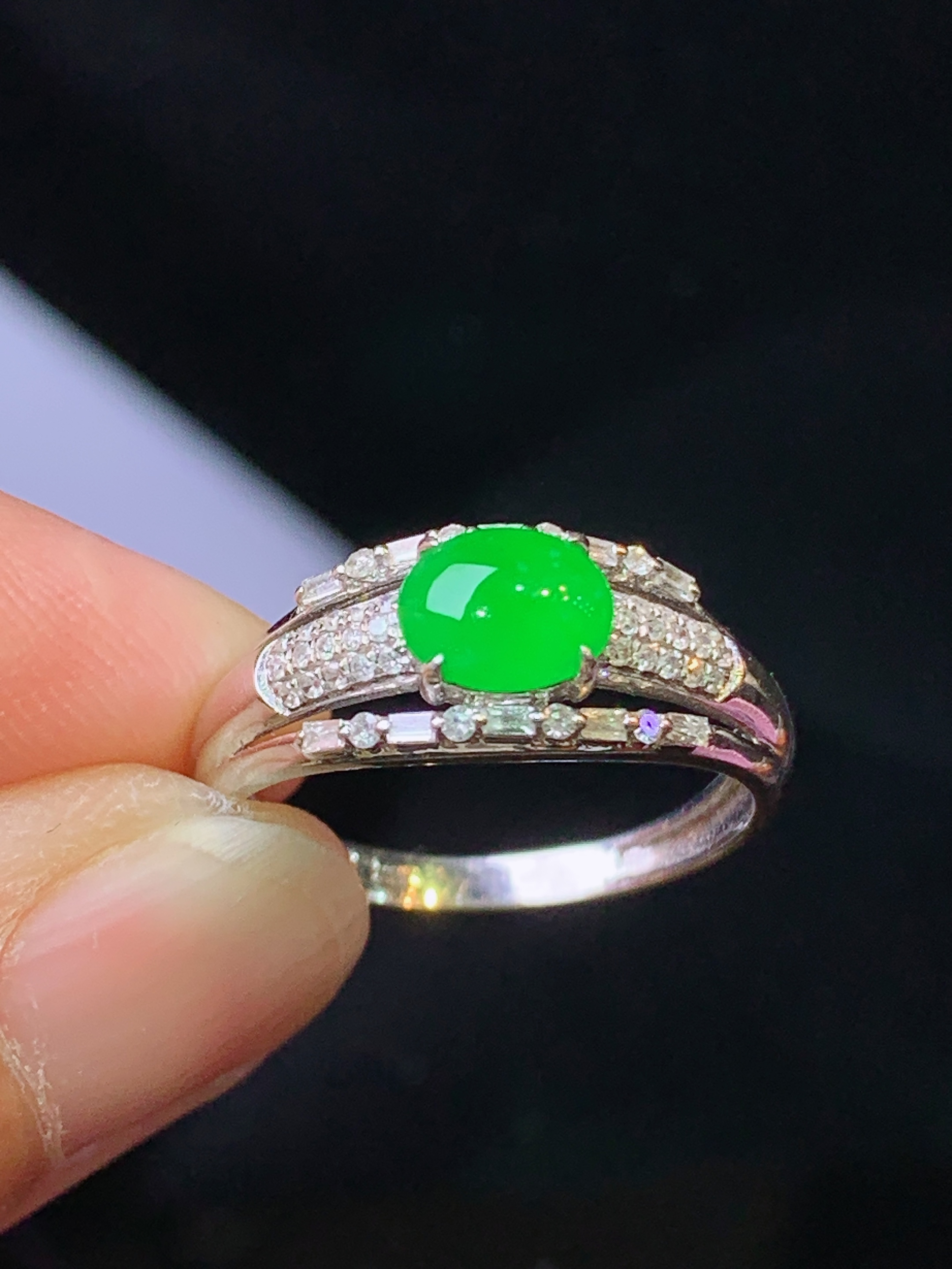 18k金钻镶嵌满绿蛋面戒指 玉质细腻 色泽清新艳丽 圈口13.5 整体尺寸5.3*6.3*2.2