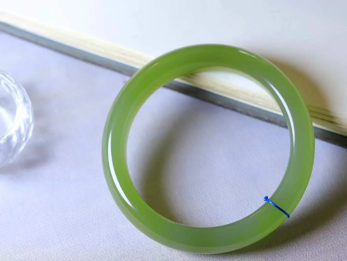 【温润如心.镯】

精品️和田玉湖水绿手镯，精选上等玉料，色泽清透，质地细腻。佩戴它，感受千年玉文化的温润与优雅，愿它为您带来平安与幸福。重51.4克  尺寸56-12.5-8.6mm  10120511A