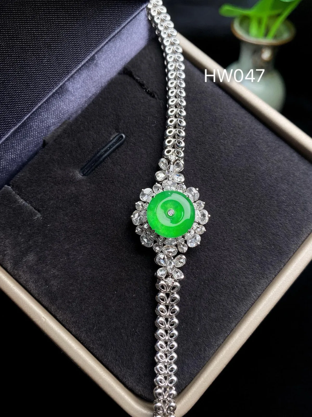 【冰种满绿平安扣】手链、戒指两用款，质地非常细腻，冰润十足，种老冰透，18k金钻镶嵌，裸石尺寸10.