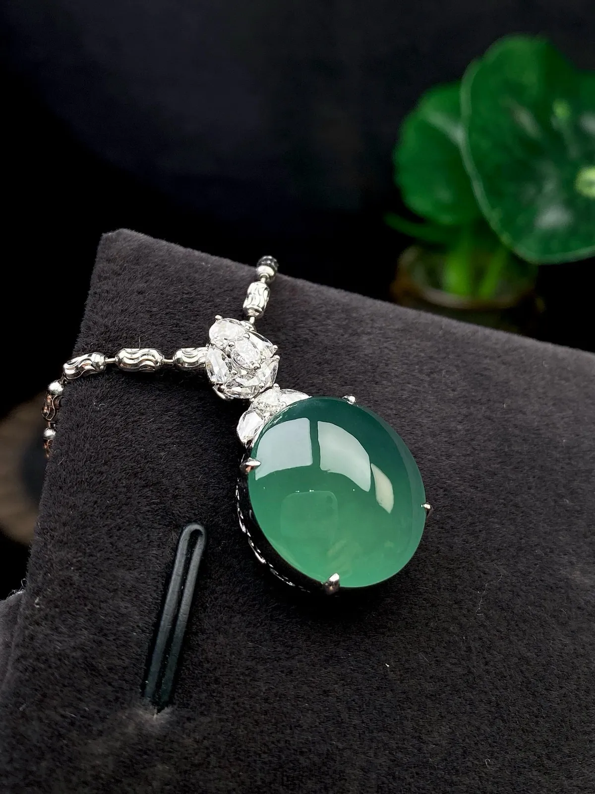 【冰种晴绿蛋吊坠】冰感十足，通透闪亮，饱满圆润，18k金钻镶嵌，裸石尺寸16.3*15.5*5.5毫
