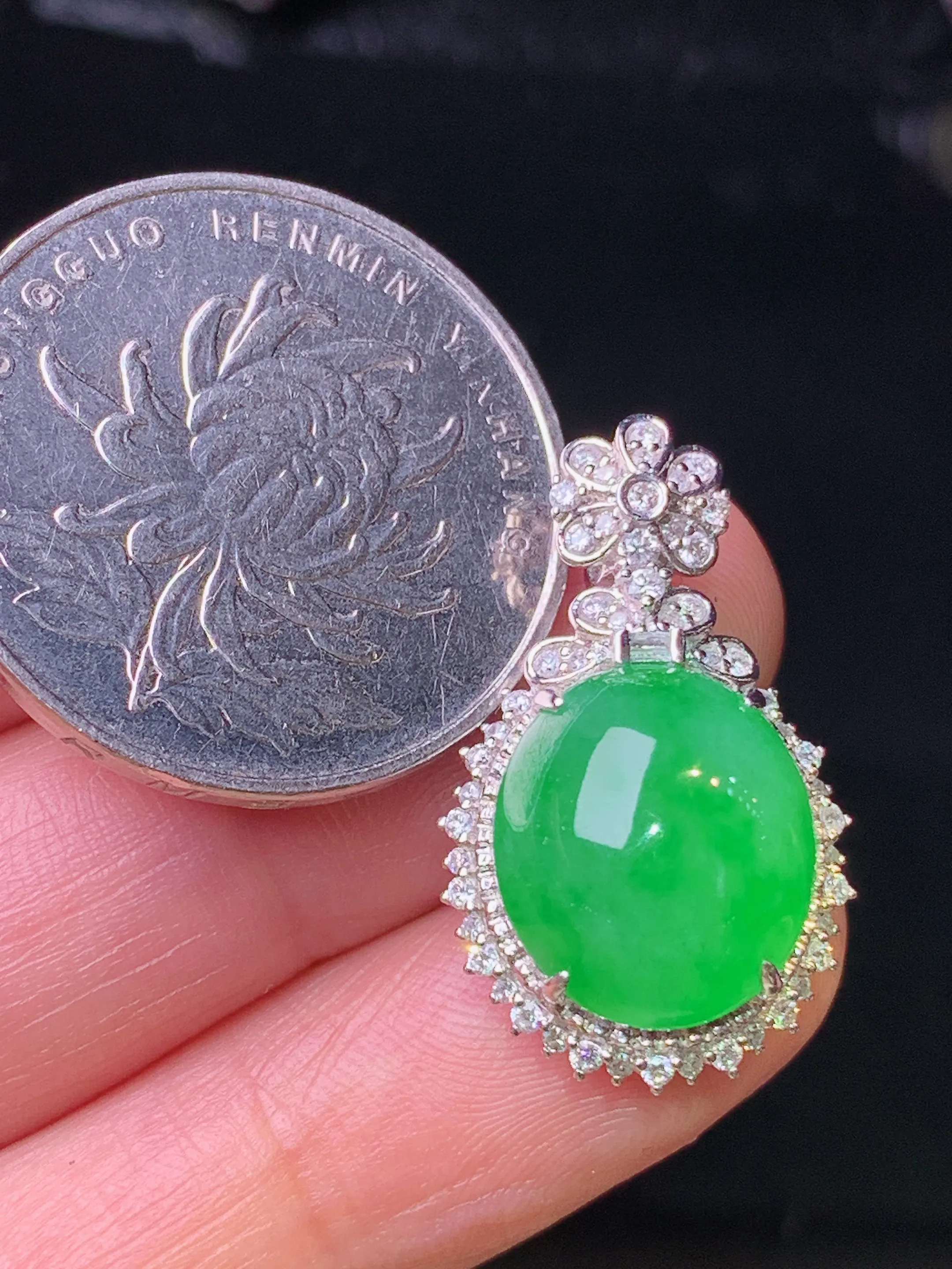 18k金钻镶嵌满绿蛋面吊坠 玉质细腻 色泽清新艳丽 整体尺寸25.2*15.2*10