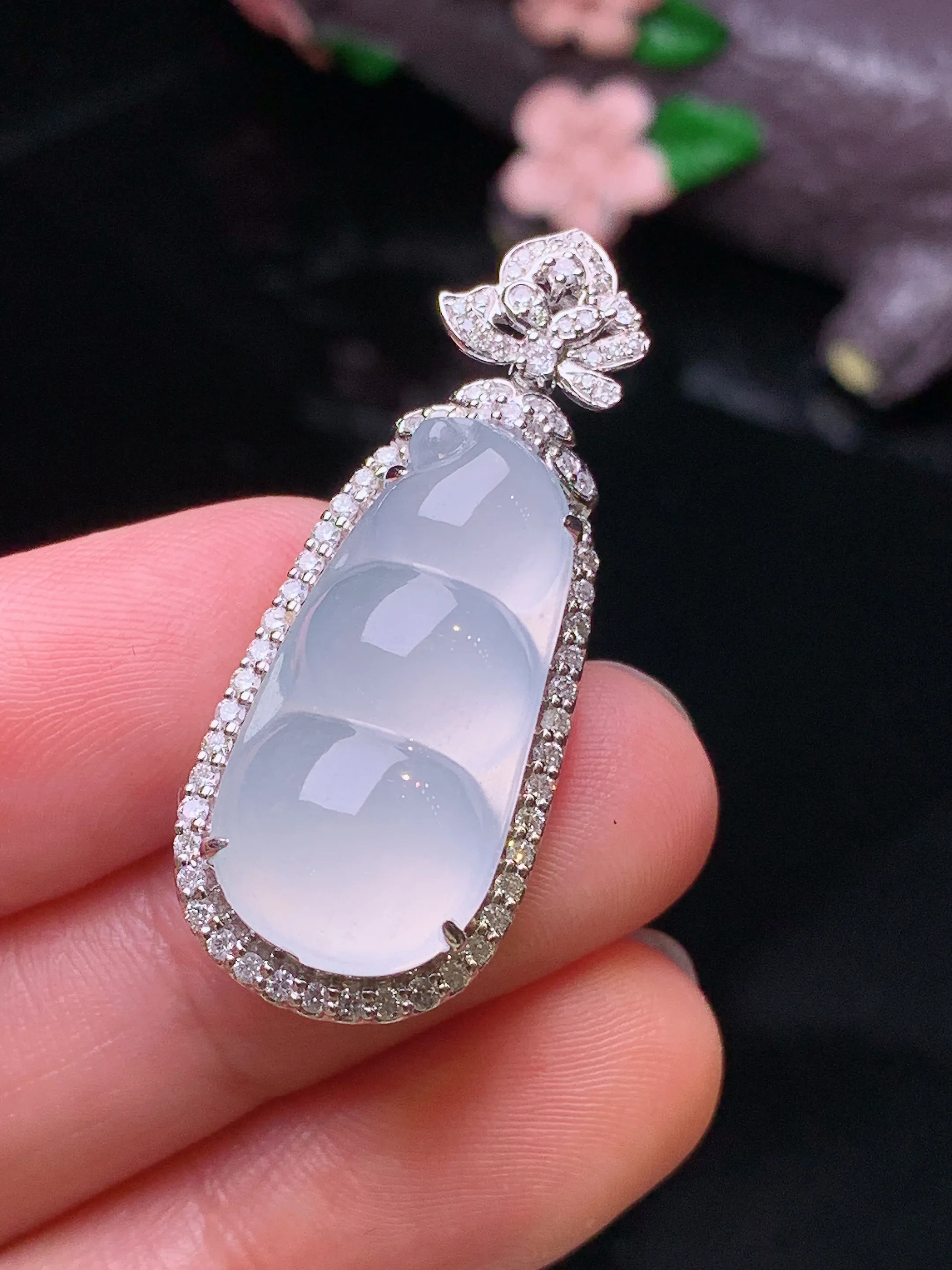 18k金钻镶嵌冰种四季豆吊坠 玉质细腻 色泽清新艳丽 整体尺寸35.6*14.5*11.6