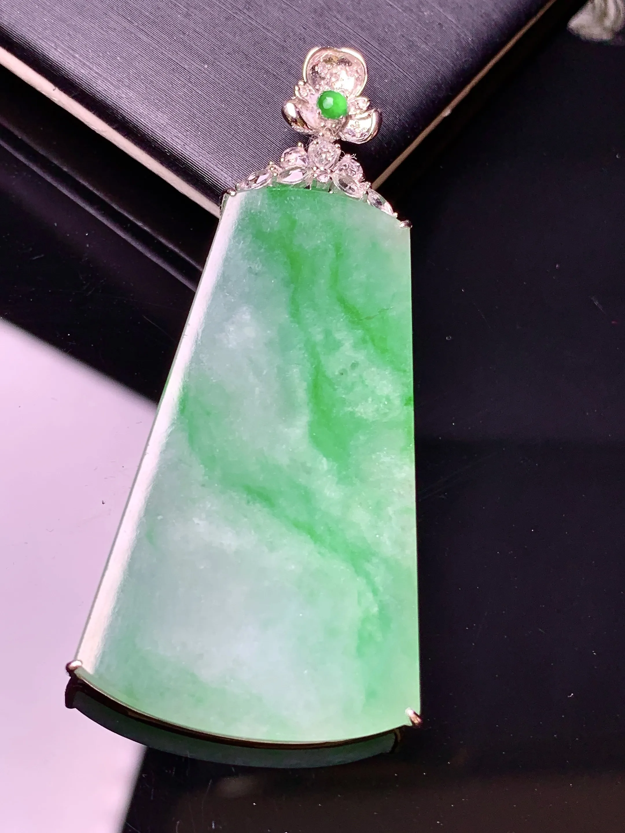 18k金钻镶嵌飘绿无事牌吊坠 玉质细腻 色泽清新艳丽 整体尺寸54.2*25*4.3