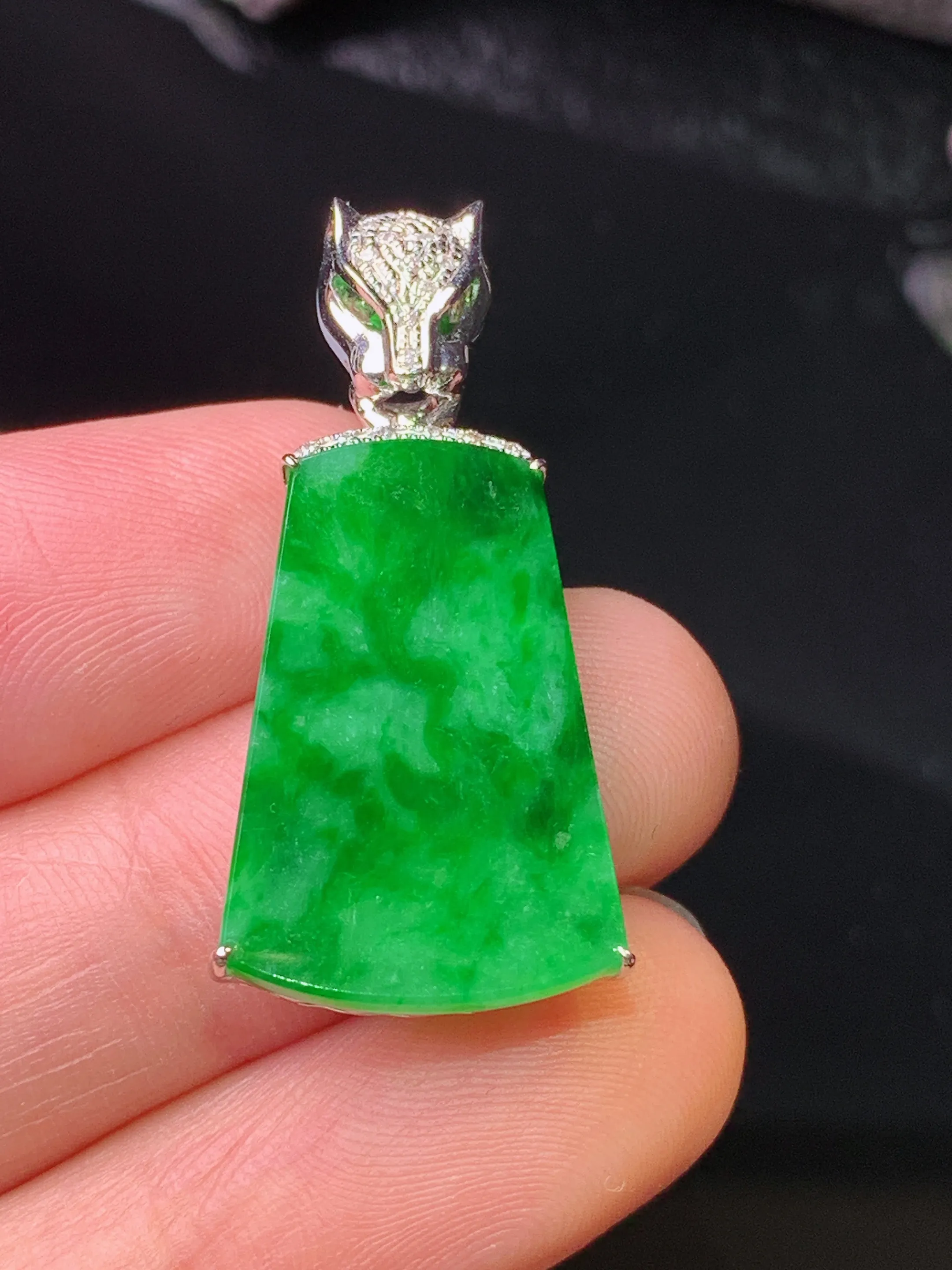 18k金钻镶嵌翠绿无事牌吊坠 玉质细腻 色泽清新艳丽 整体尺寸33*15*4.2