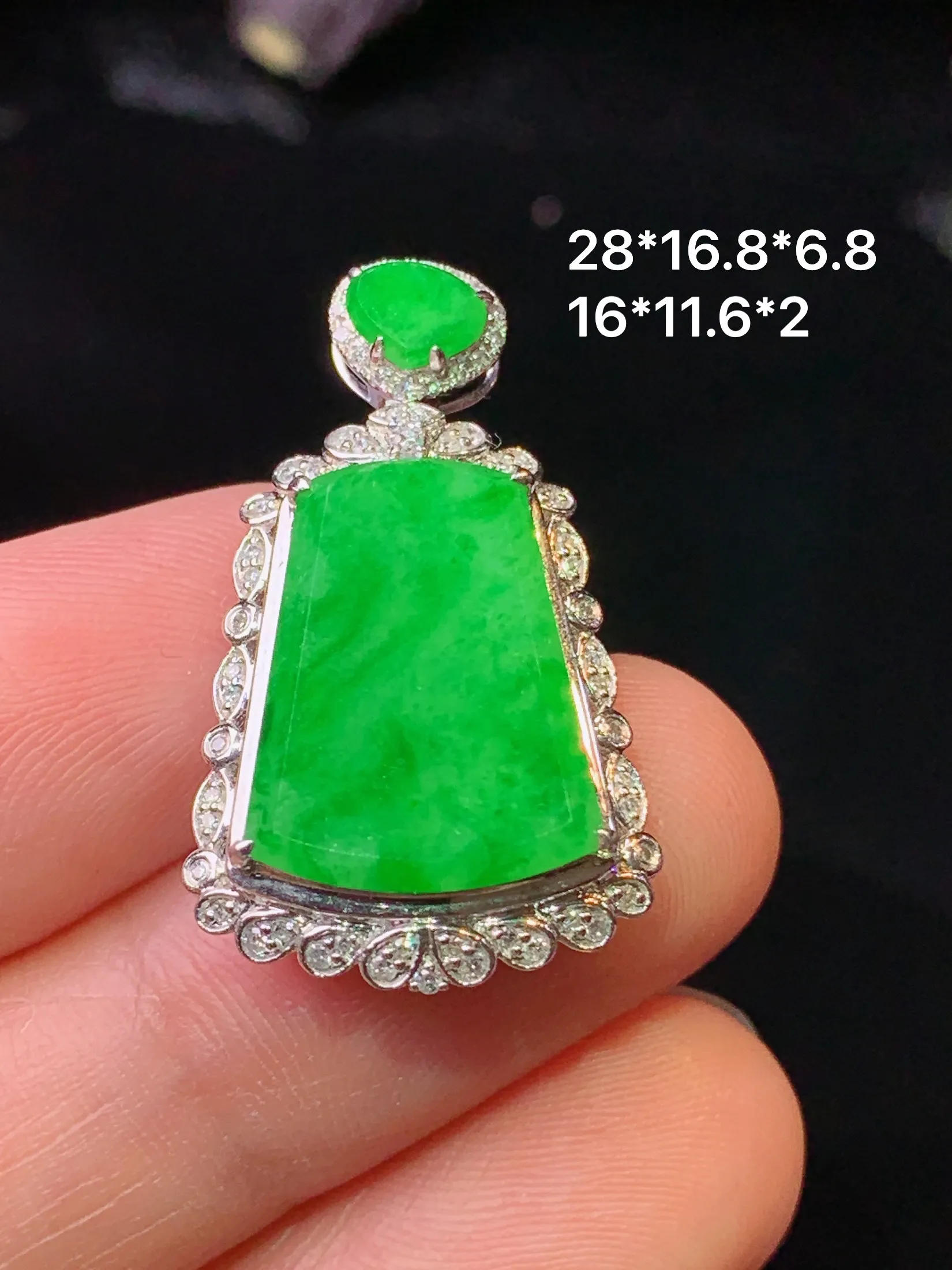 18k金钻镶嵌满绿无事牌吊坠 玉质细腻 色泽清新艳丽 整体尺寸28*16.8*6.8
