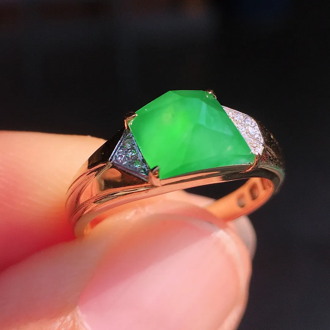 阳绿方块戒指，色泽均匀艳丽，玉质细腻，荧光感超
强，饱满圆润，尽显优雅气质，18k
金豪华镶嵌