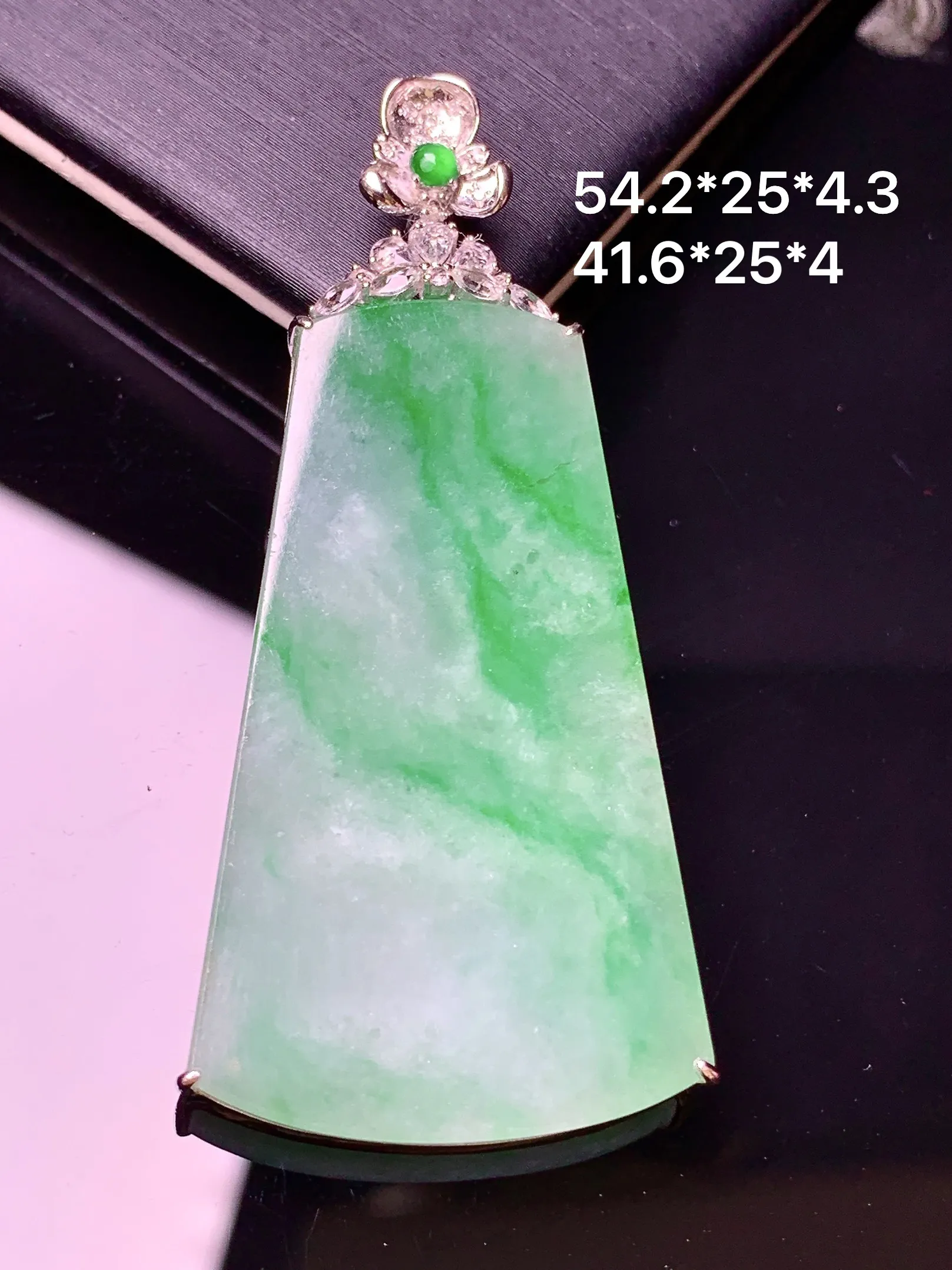 18k金钻镶嵌飘绿无事牌吊坠 玉质细腻 色泽清新艳丽 整体尺寸54.2*25*4.3
